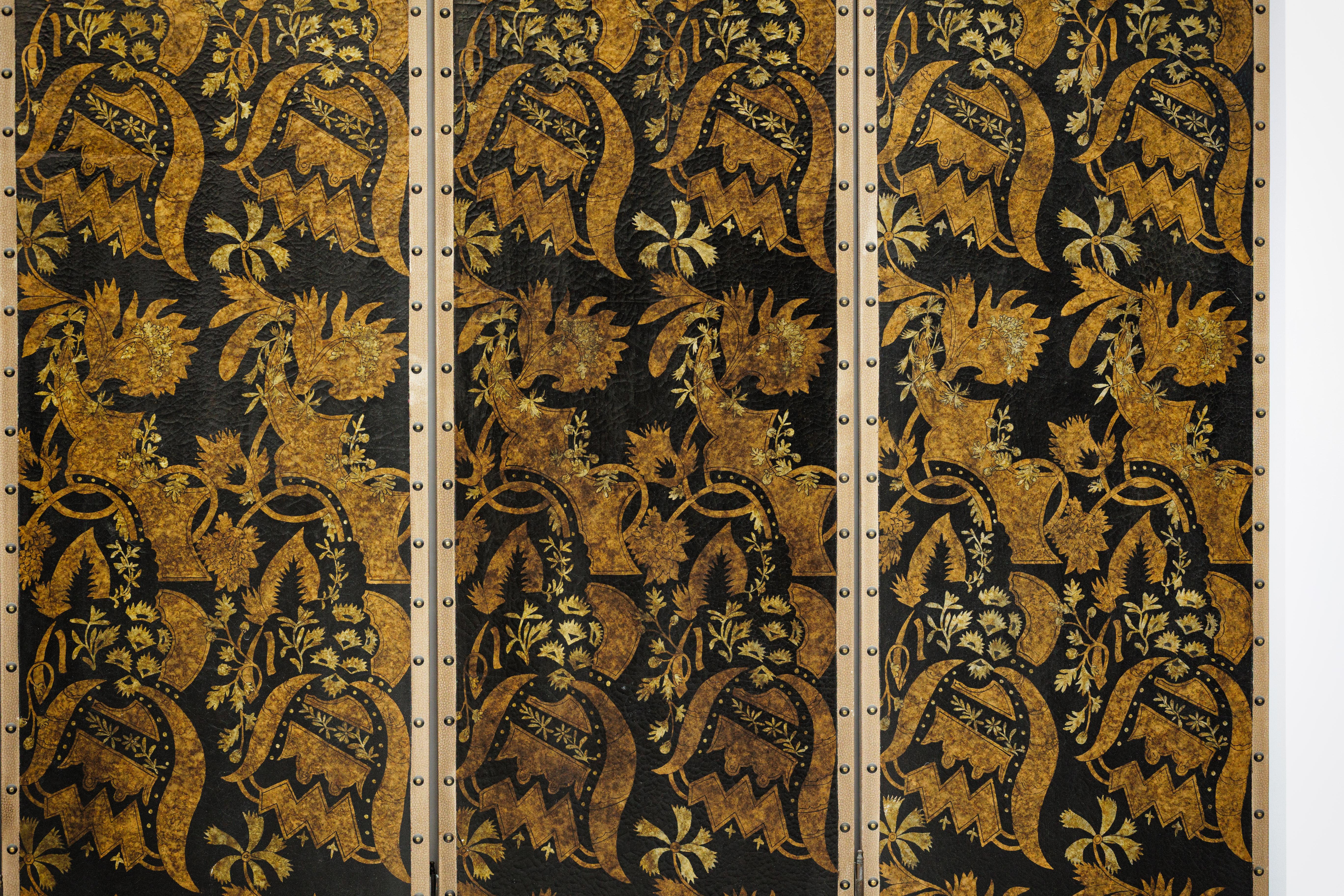 Schwarz-goldener vierteiliger Paravent mit sich wiederholendem Blumenmotiv im Angebot 6