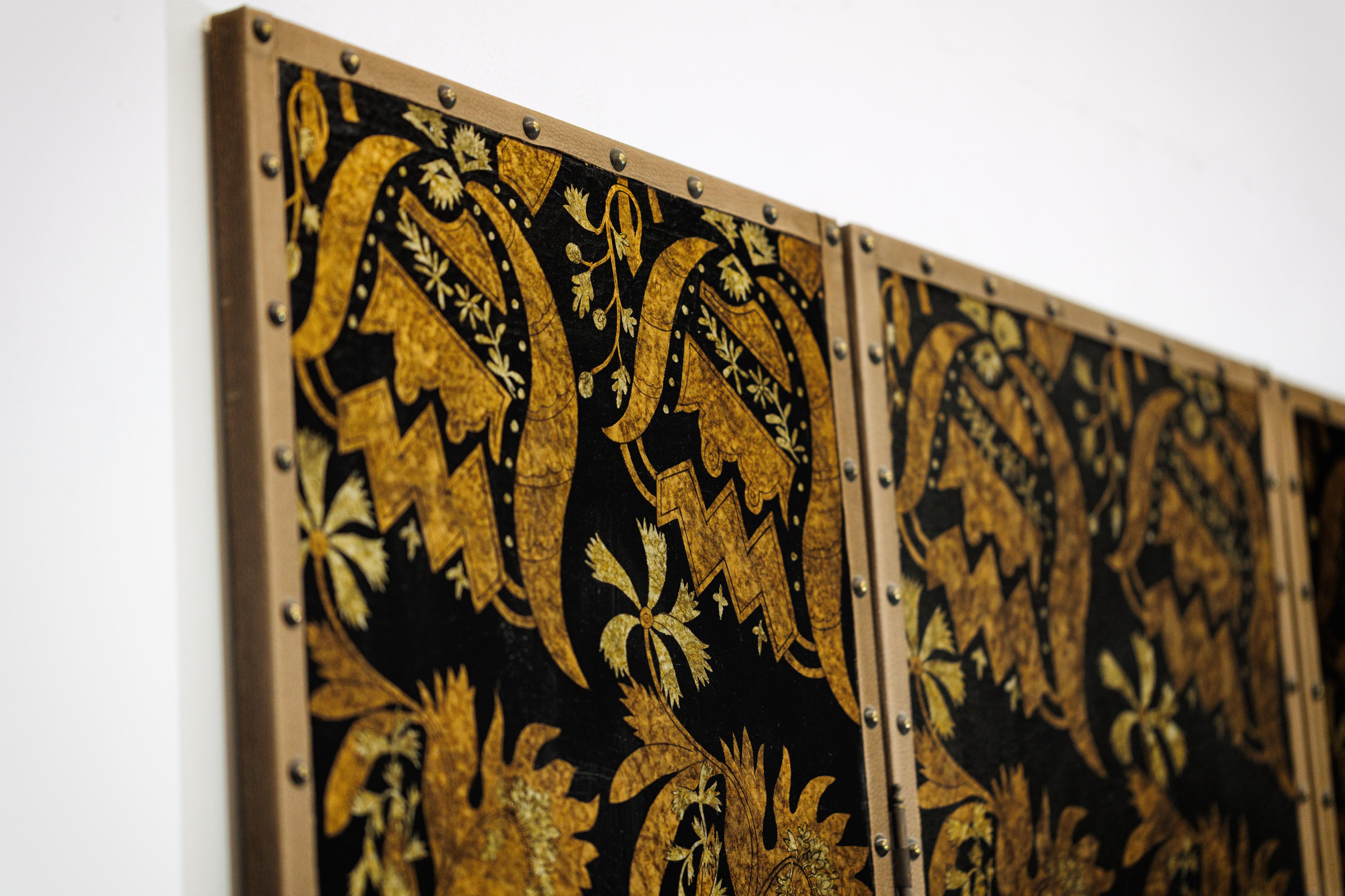 Schwarz-goldener vierteiliger Paravent mit sich wiederholendem Blumenmotiv im Angebot 7