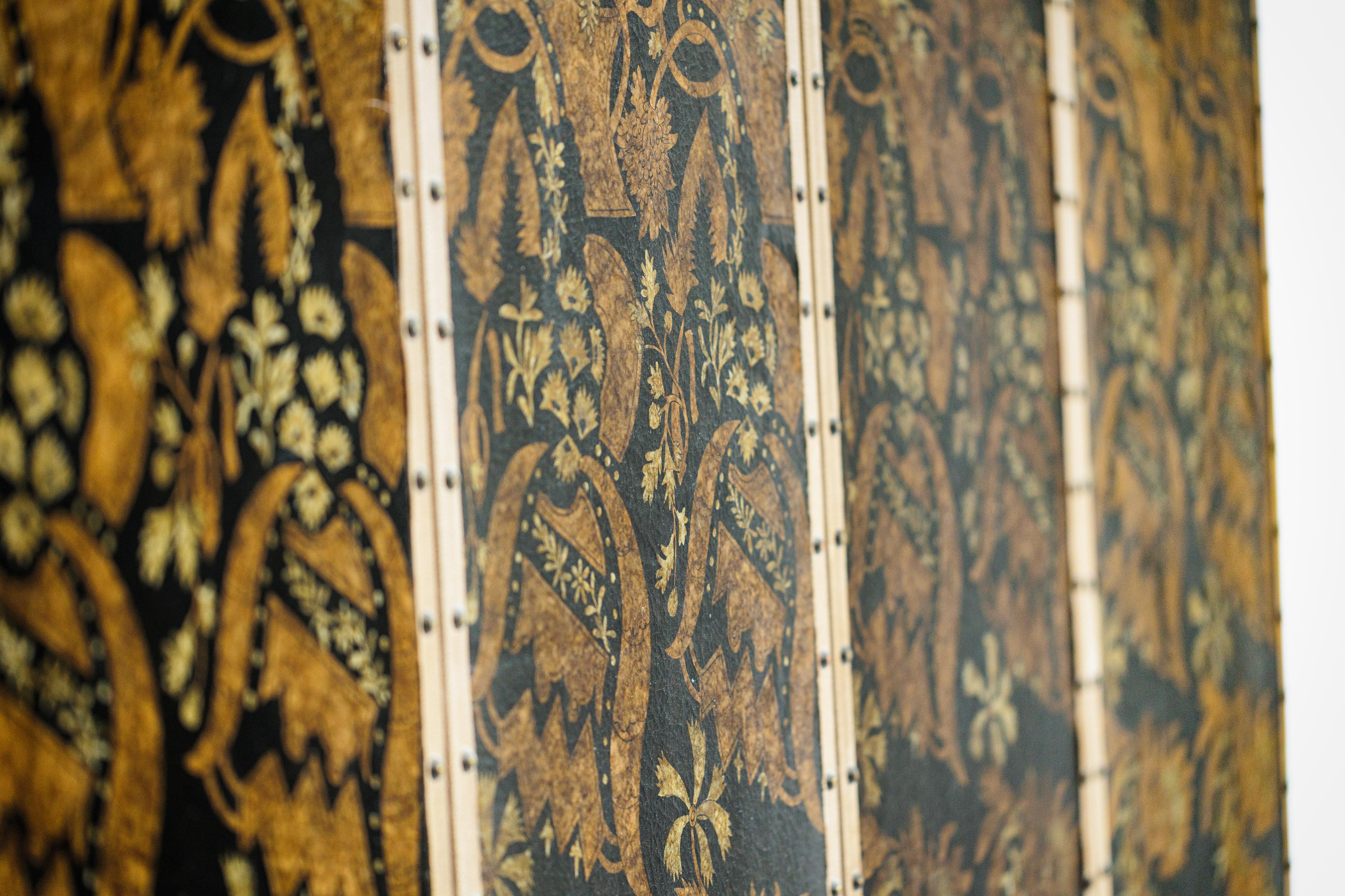 Schwarz-goldener vierteiliger Paravent mit sich wiederholendem Blumenmotiv im Angebot 8