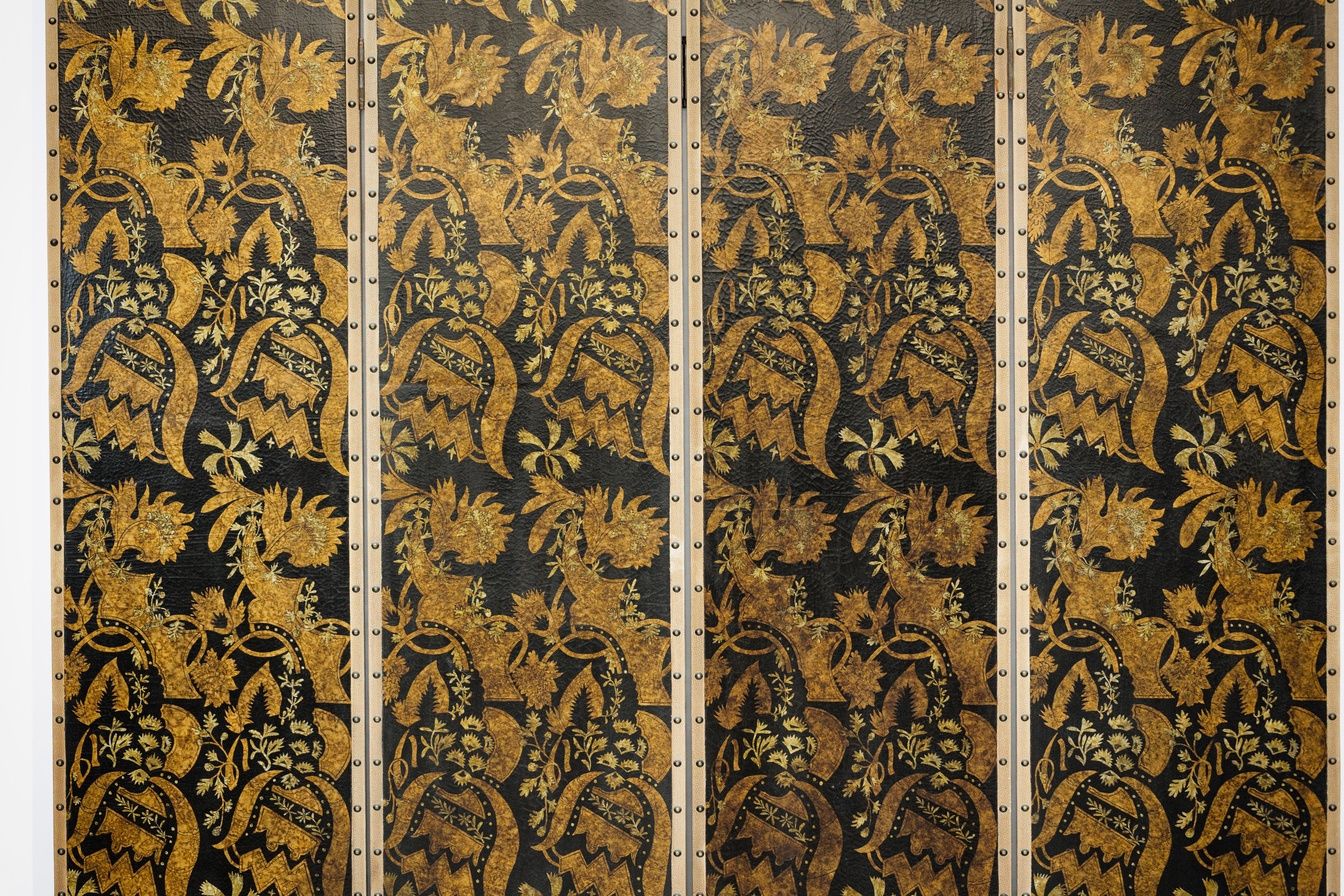 Schwarz-goldener vierteiliger Paravent mit sich wiederholendem Blumenmotiv im Zustand „Gut“ im Angebot in Yonkers, NY