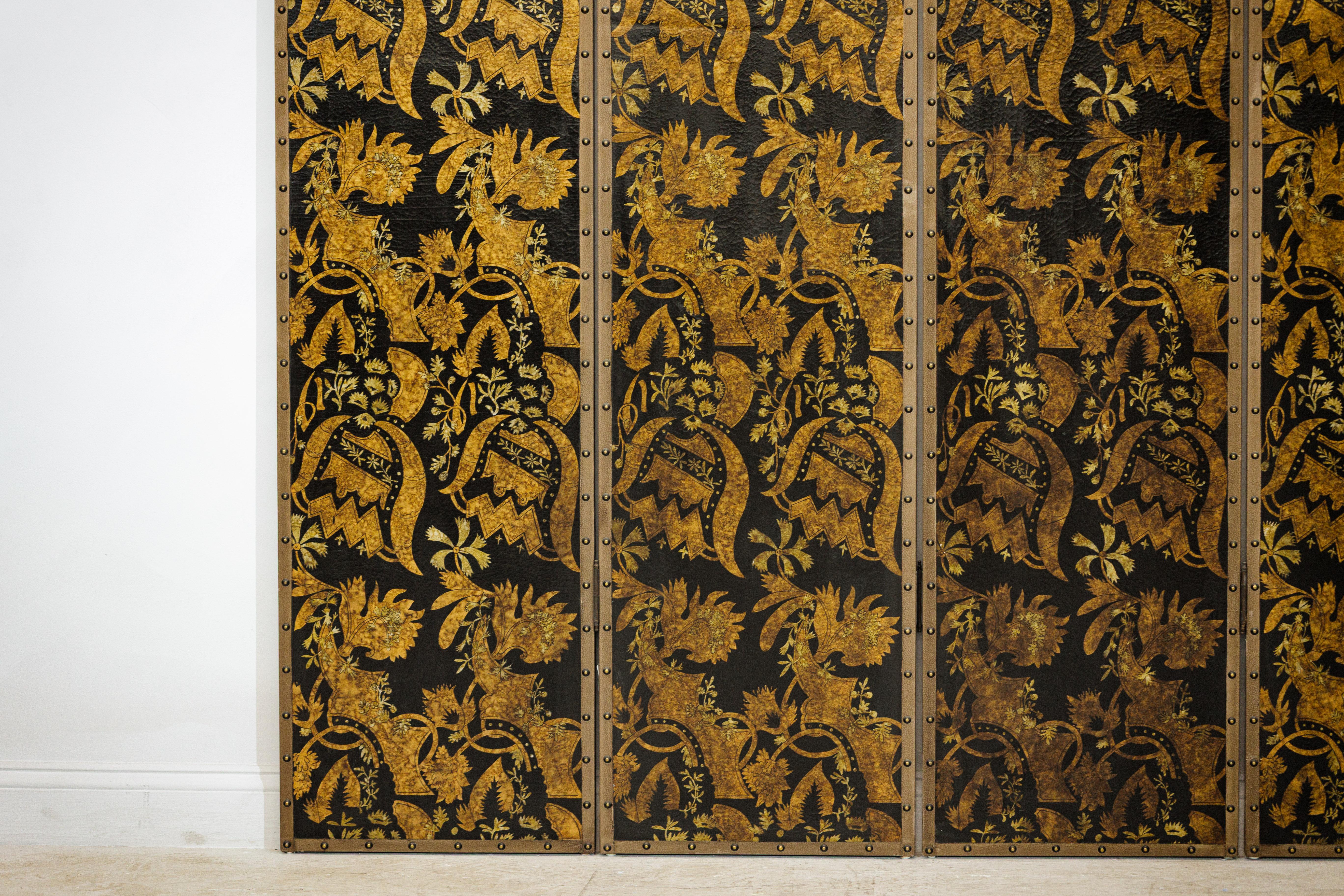 Schwarz-goldener vierteiliger Paravent mit sich wiederholendem Blumenmotiv (20. Jahrhundert) im Angebot