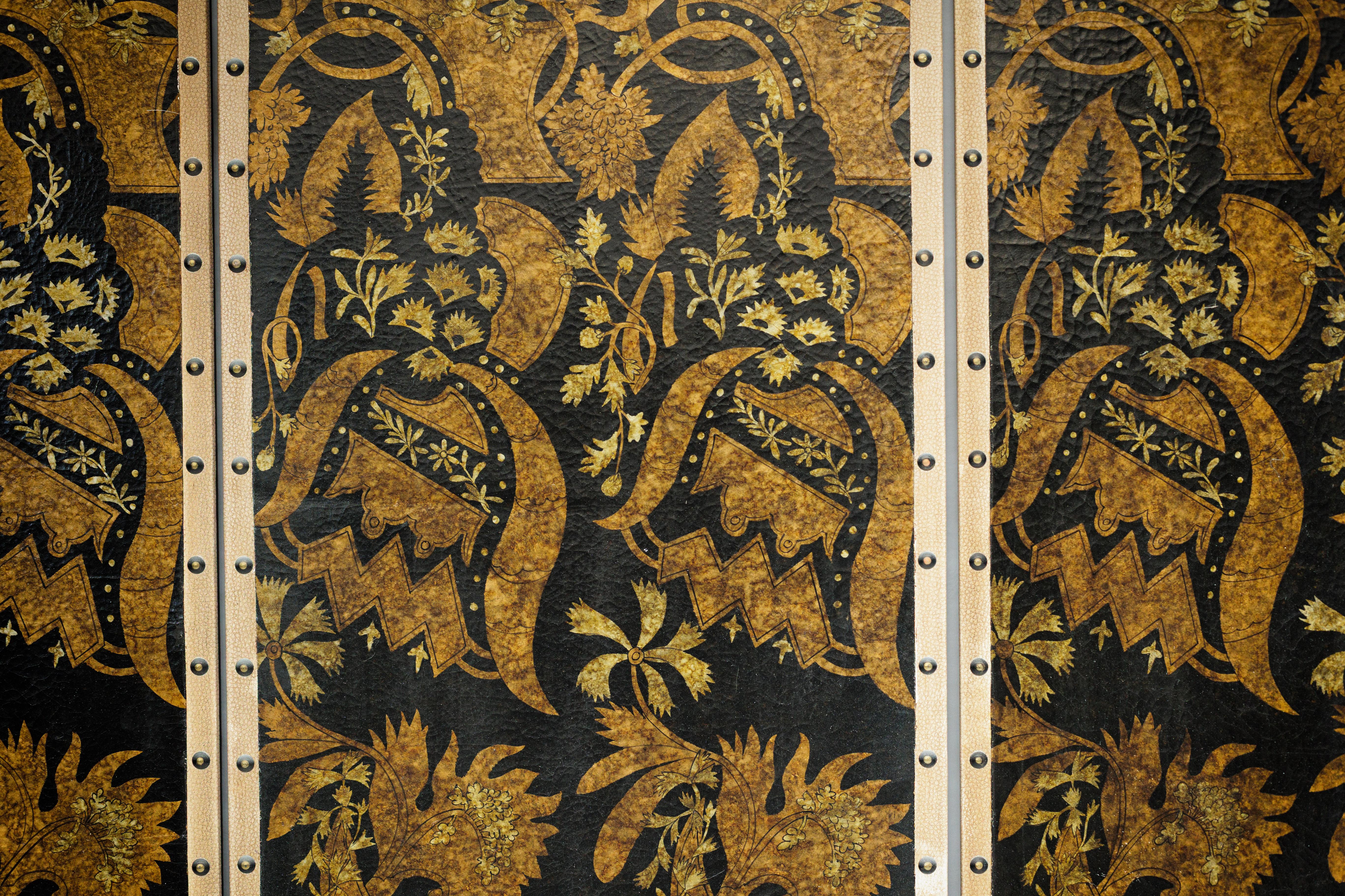 Schwarz-goldener vierteiliger Paravent mit sich wiederholendem Blumenmotiv im Angebot 1