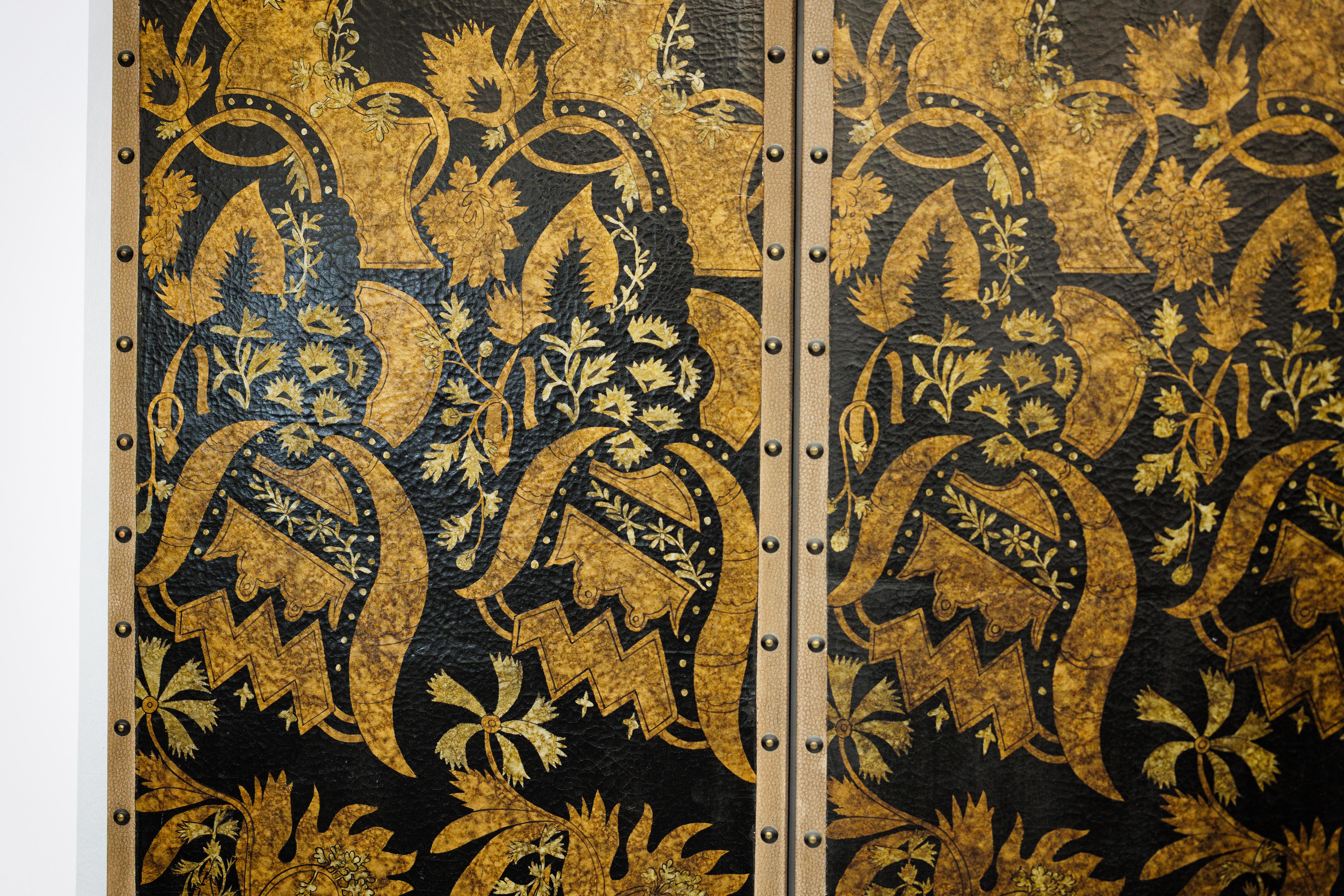 Schwarz-goldener vierteiliger Paravent mit sich wiederholendem Blumenmotiv im Angebot 2