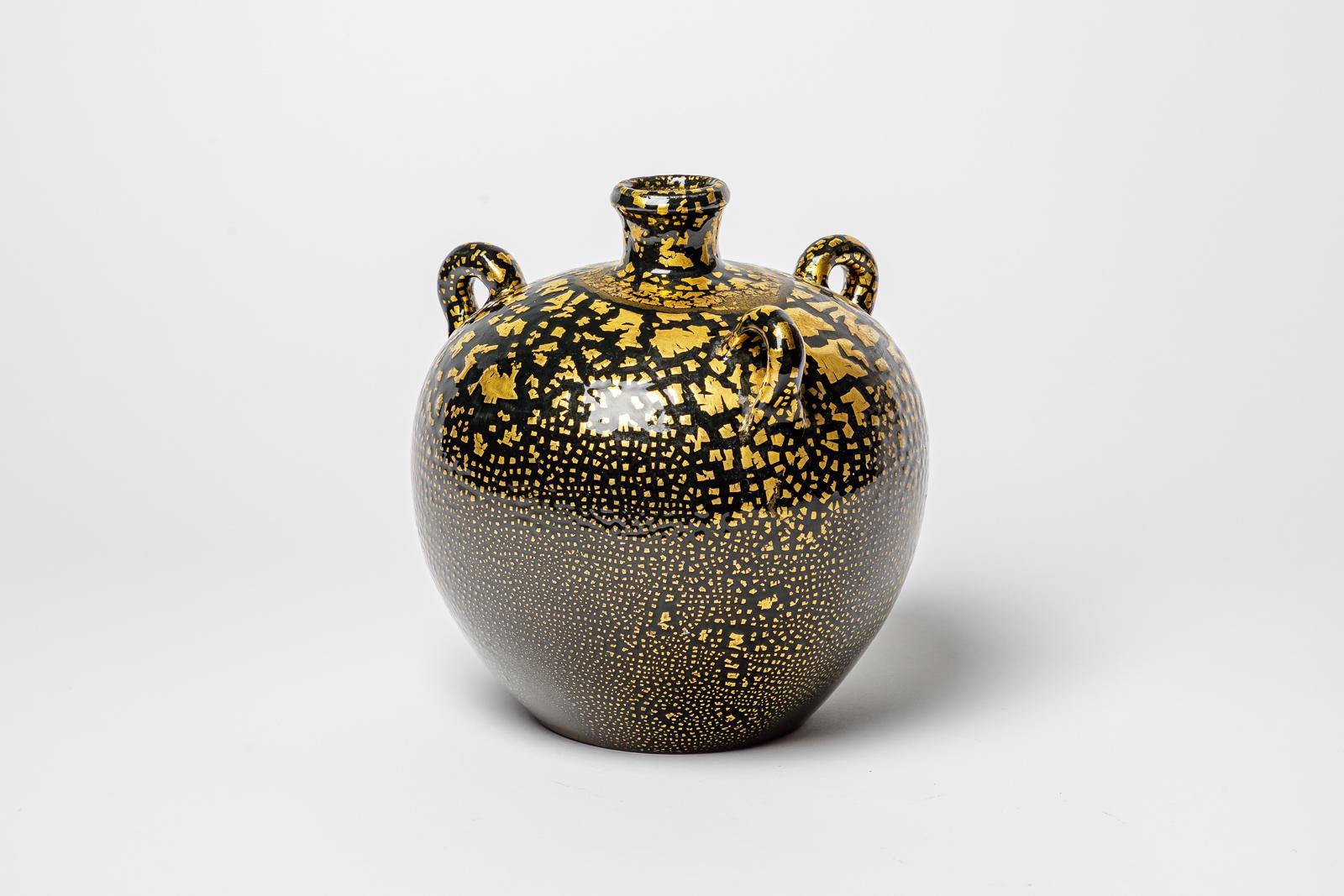Schwarz und gold glasierte Keramikvase im Stil von Jean Besnard.
Etwa 1950-1960.
H : 10,6' x 8,7' Zoll.