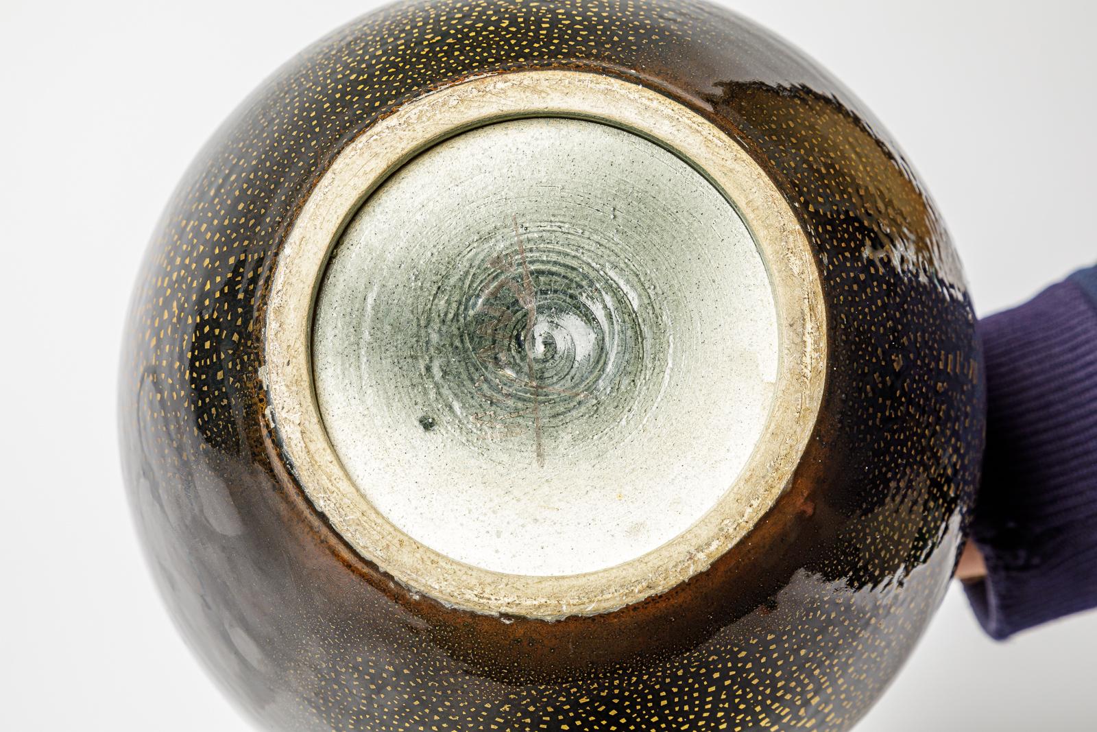 Milieu du XXe siècle Vase en céramique émaillée noir et or dans le style de Jean Besnard, vers 1950-1960 en vente