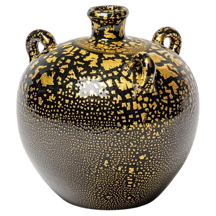 Schwarz und gold glasierte Keramikvase im Stil von Jean Besnard, um 1950-1960 im Angebot