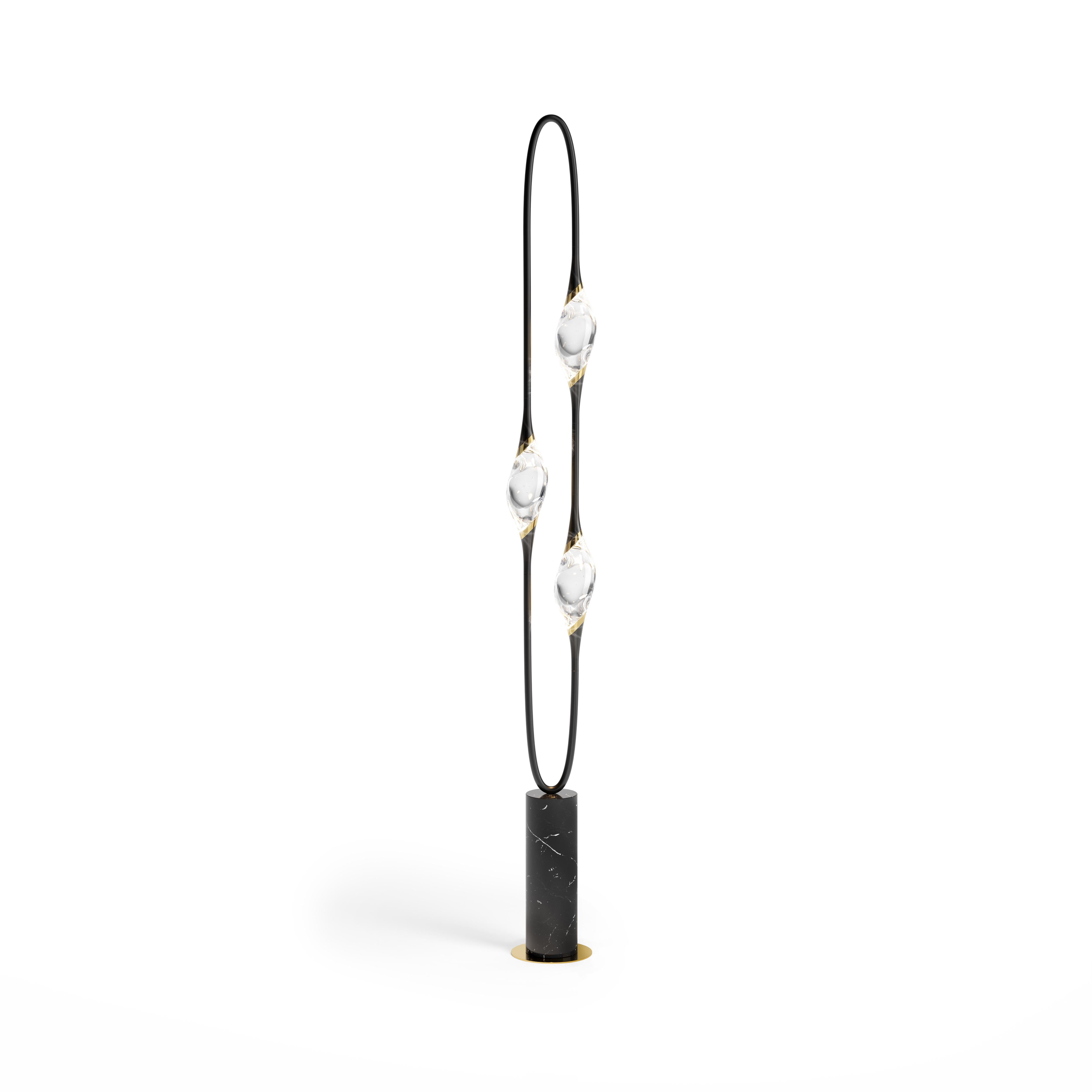 Lampada da terra Il Pezzo 12 in nero e oro di Il Pezzo Mancante
Dimensioni:  D. A. 18 x H. 185 cm
Materiali: Cristallo massiccio, marmo nero reale.
Peso: 21 kg. 

Disponibile anche in diverse finiture: bronzo, ottone satinato, oro, nichel, nero/oro.