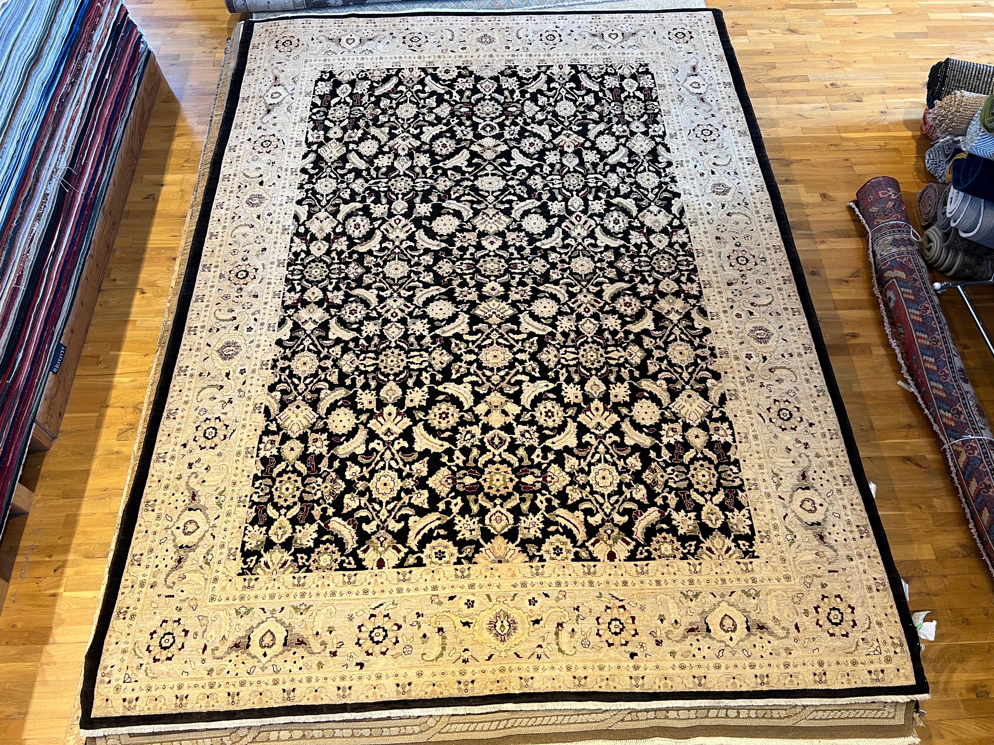 Pakistanais Tapis noir et or à motifs floraux complexes en 9'x12'. en vente