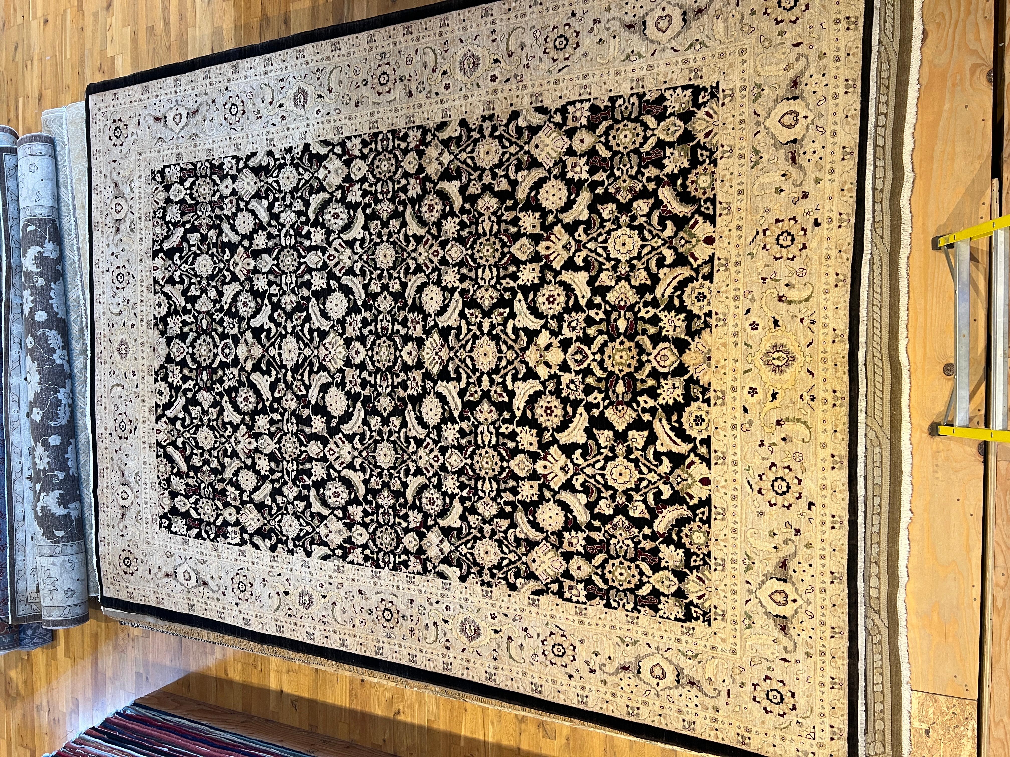 Tapis noir et or à motifs floraux complexes en 9'x12'. Neuf - En vente à Los Angeles, CA