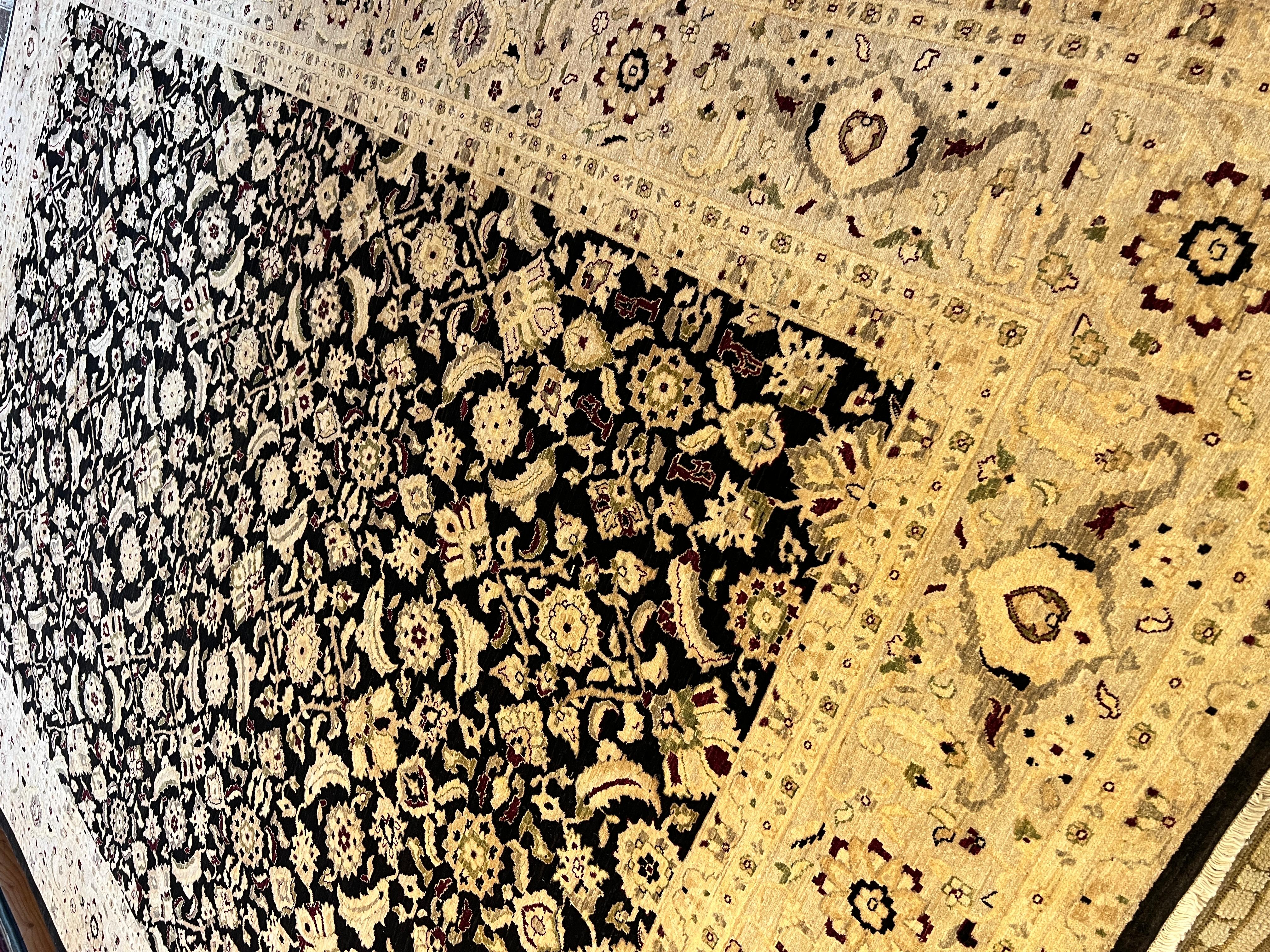 Tappeto con design floreale intricato nero e oro 9'x12' in vendita 1
