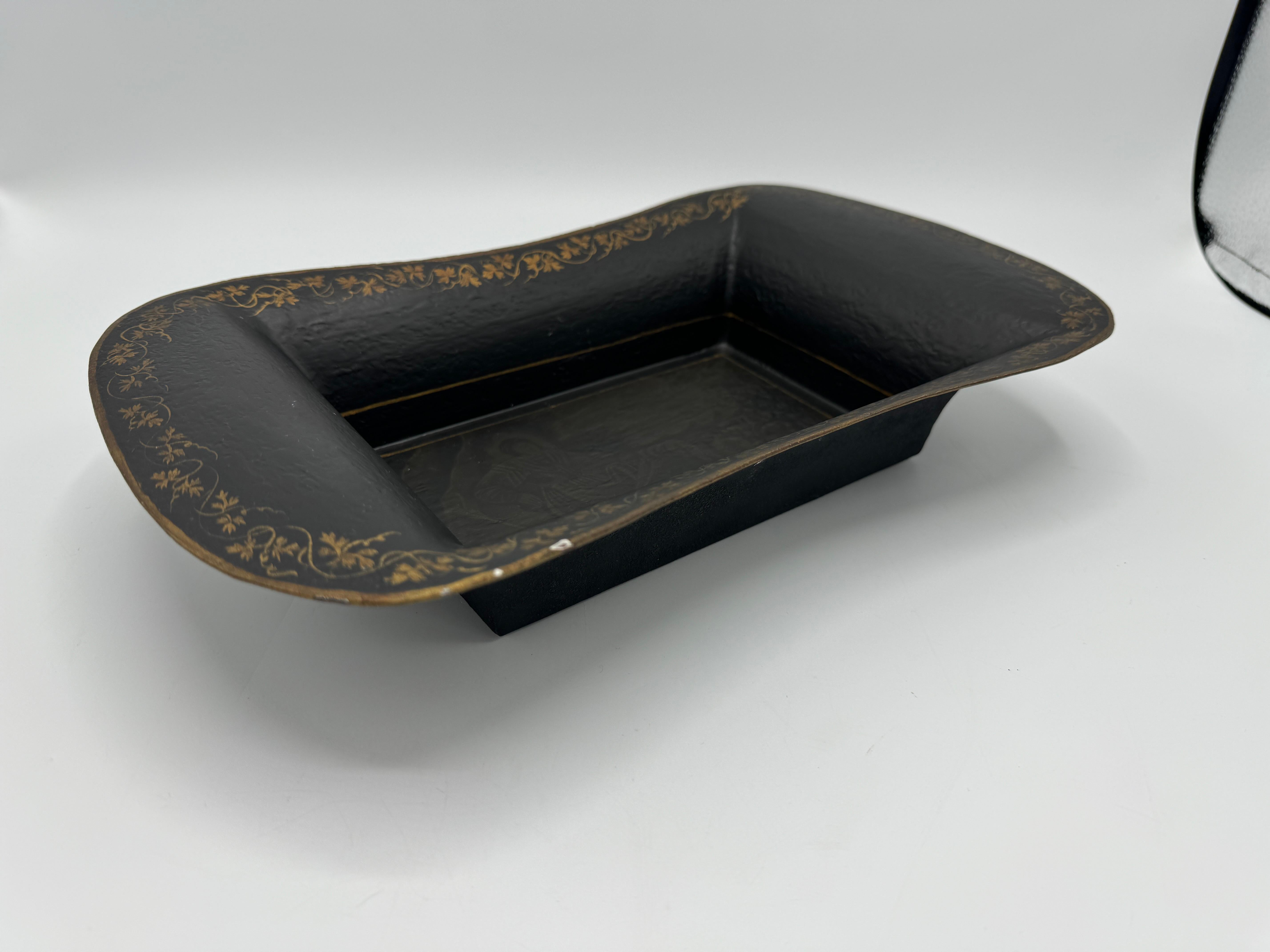Black and Gold Italian Tole Bowl with Chinoiserie Scene For Sale 1