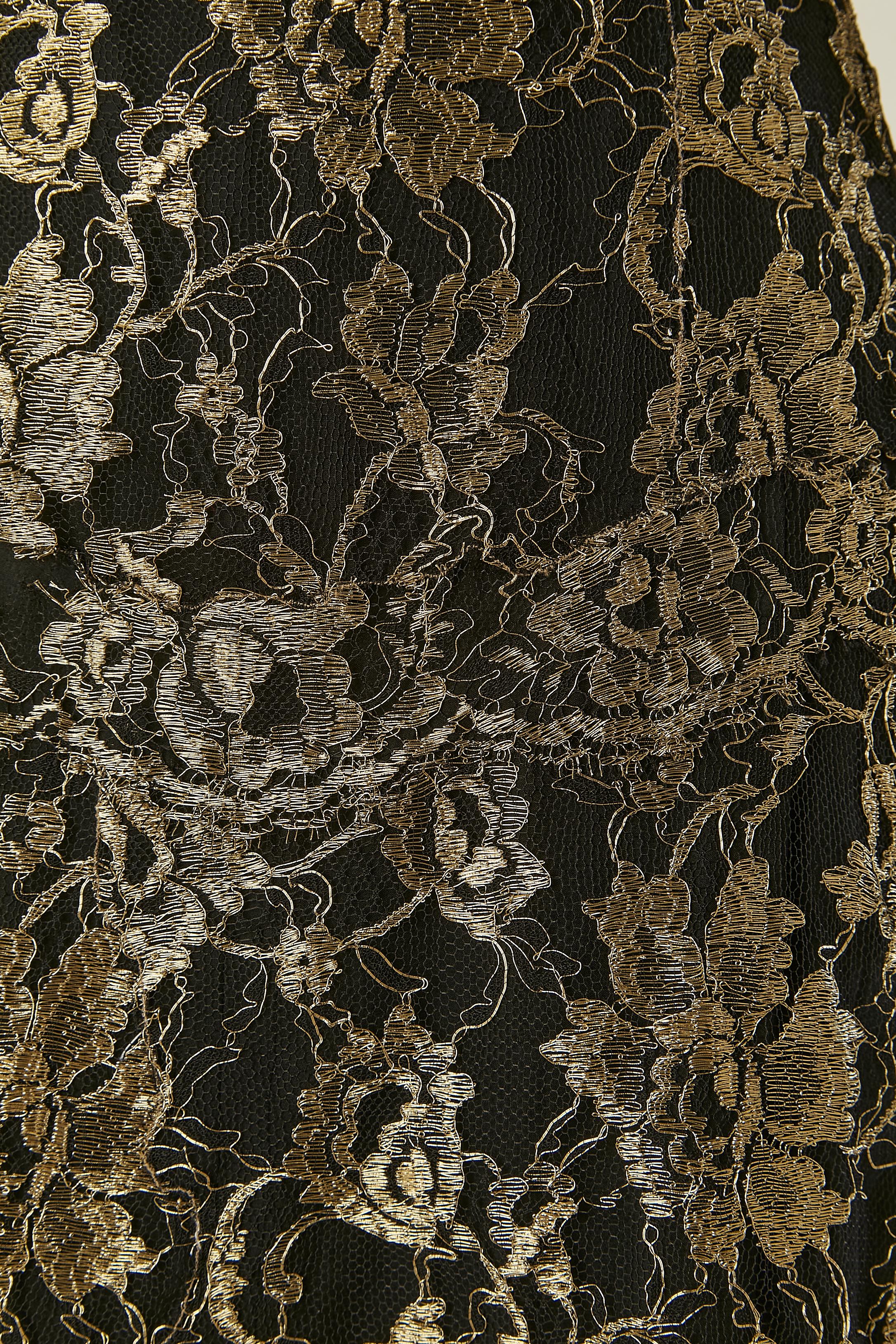 Schwarz-goldenes Spitzen-Abendkleid mit Schleppe CHANEL BOUTIQUE New im Zustand „Neu“ im Angebot in Saint-Ouen-Sur-Seine, FR