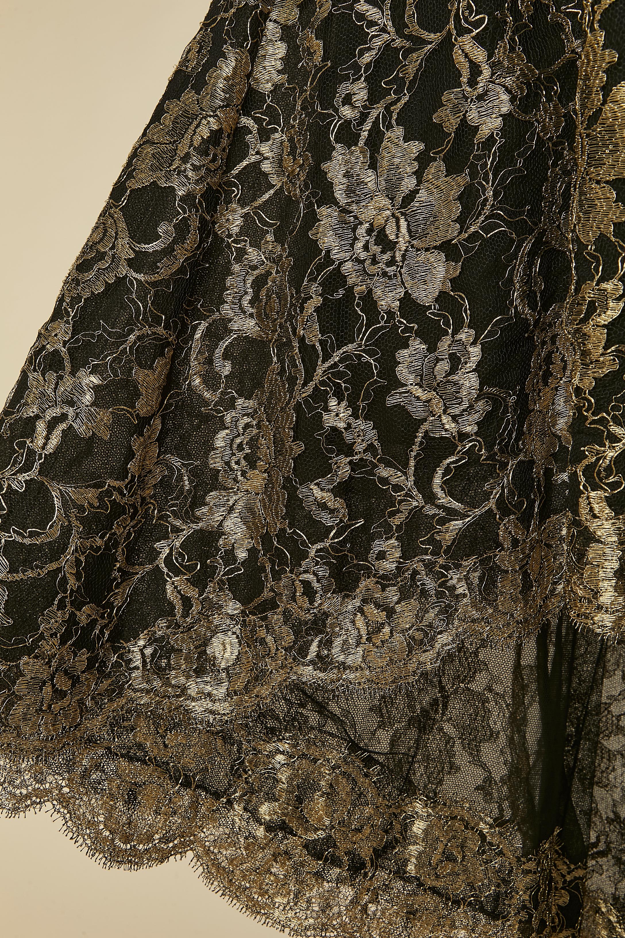 Schwarz-goldenes Spitzen-Abendkleid mit Schleppe CHANEL BOUTIQUE New Damen im Angebot