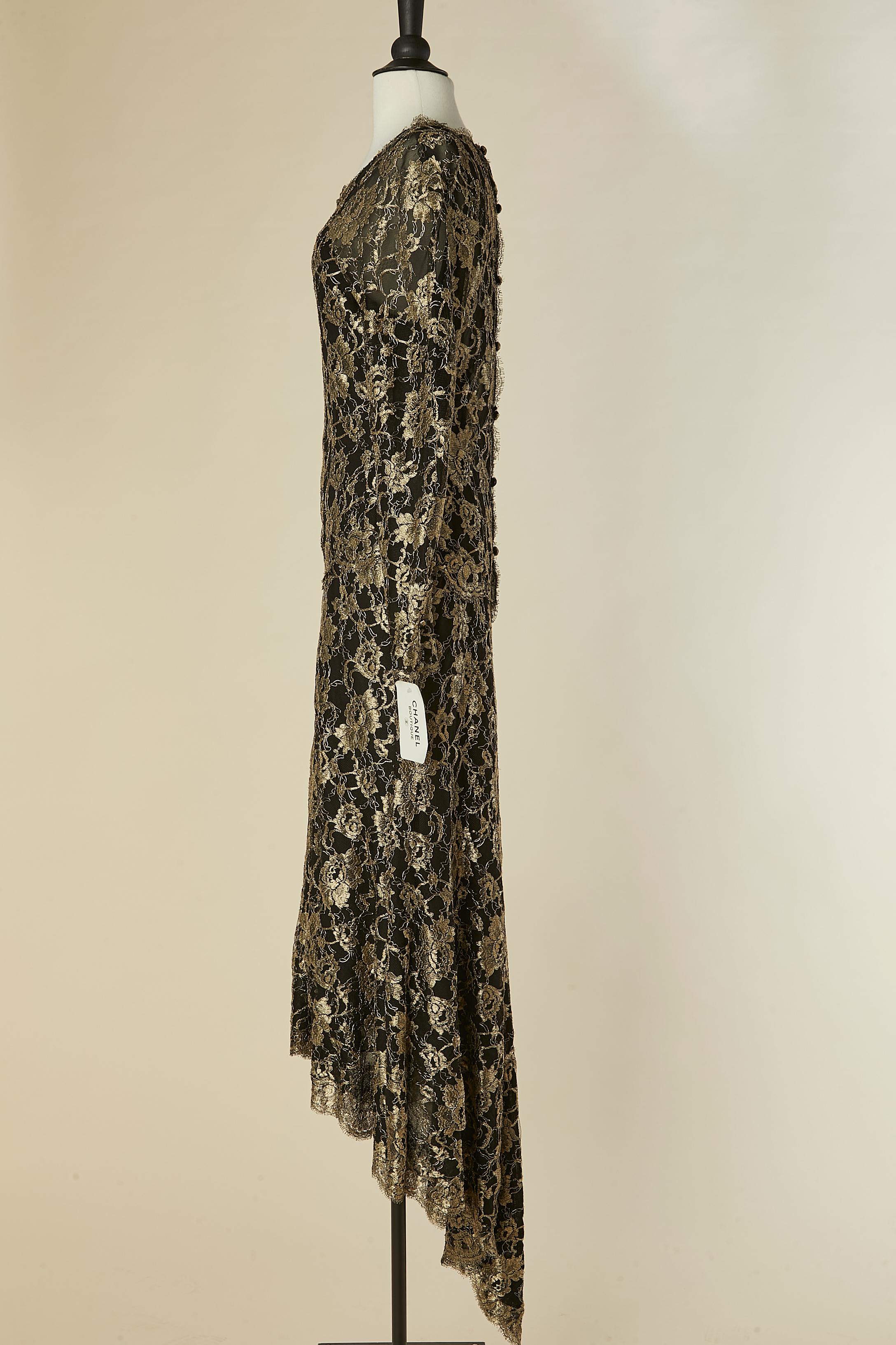 Schwarz-goldenes Spitzen-Abendkleid mit Schleppe CHANEL BOUTIQUE New im Angebot 2