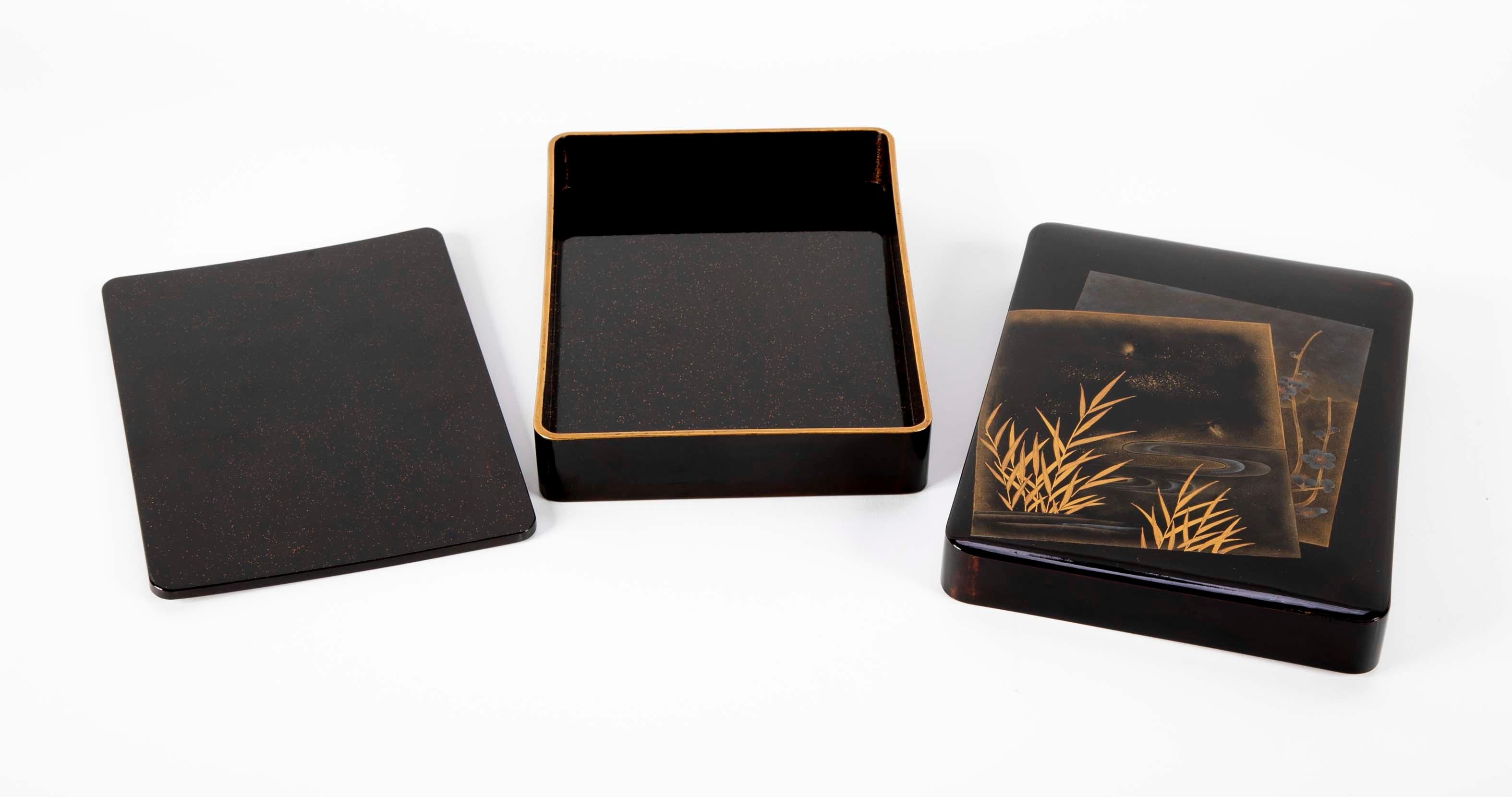 Schwarz-goldfarbene japanische Suzuribako-Schachtel aus Lack (19. Jahrhundert) im Angebot