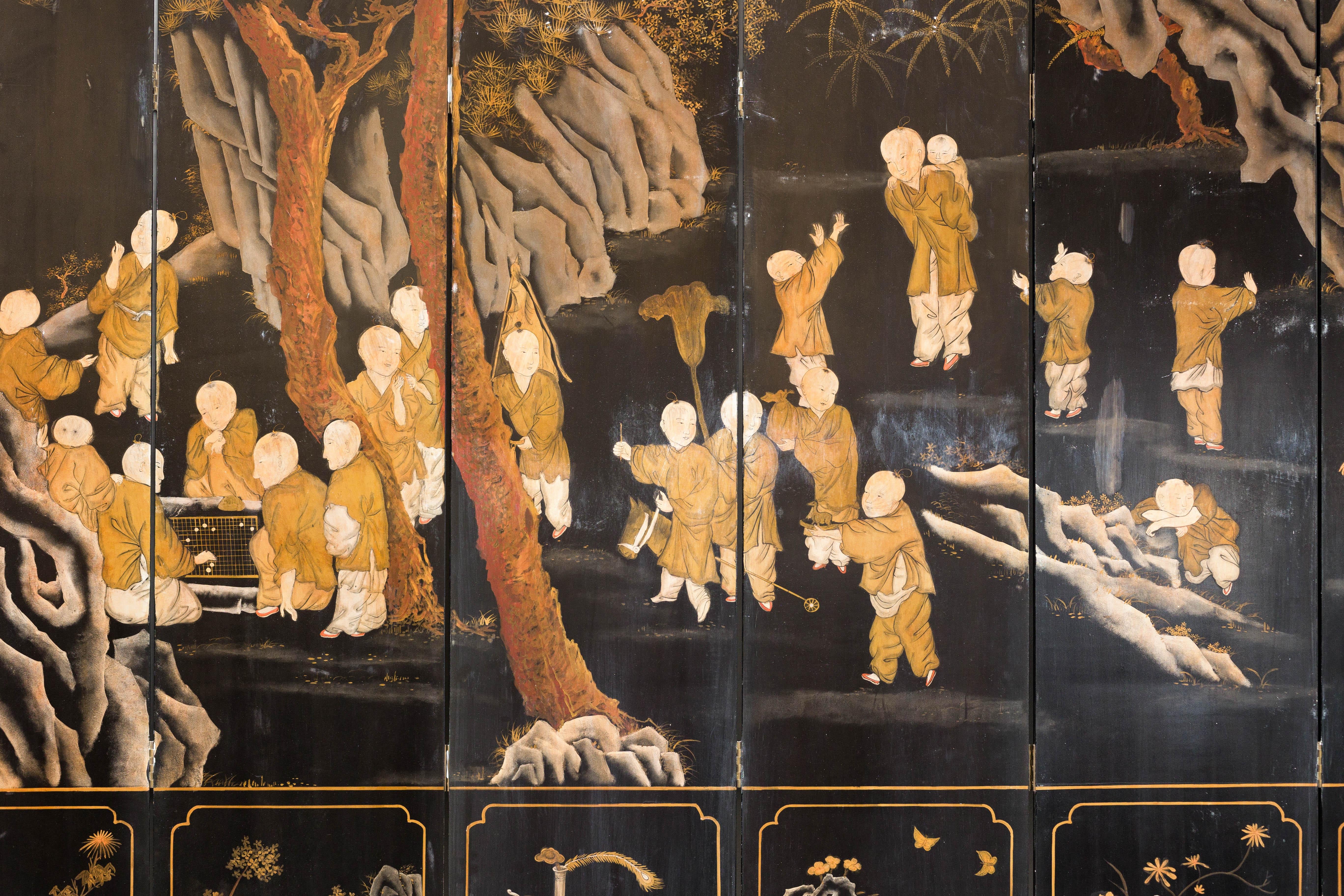 Paravento a otto pannelli laccato nero e oro con scena di monaci e bambini in vendita 3