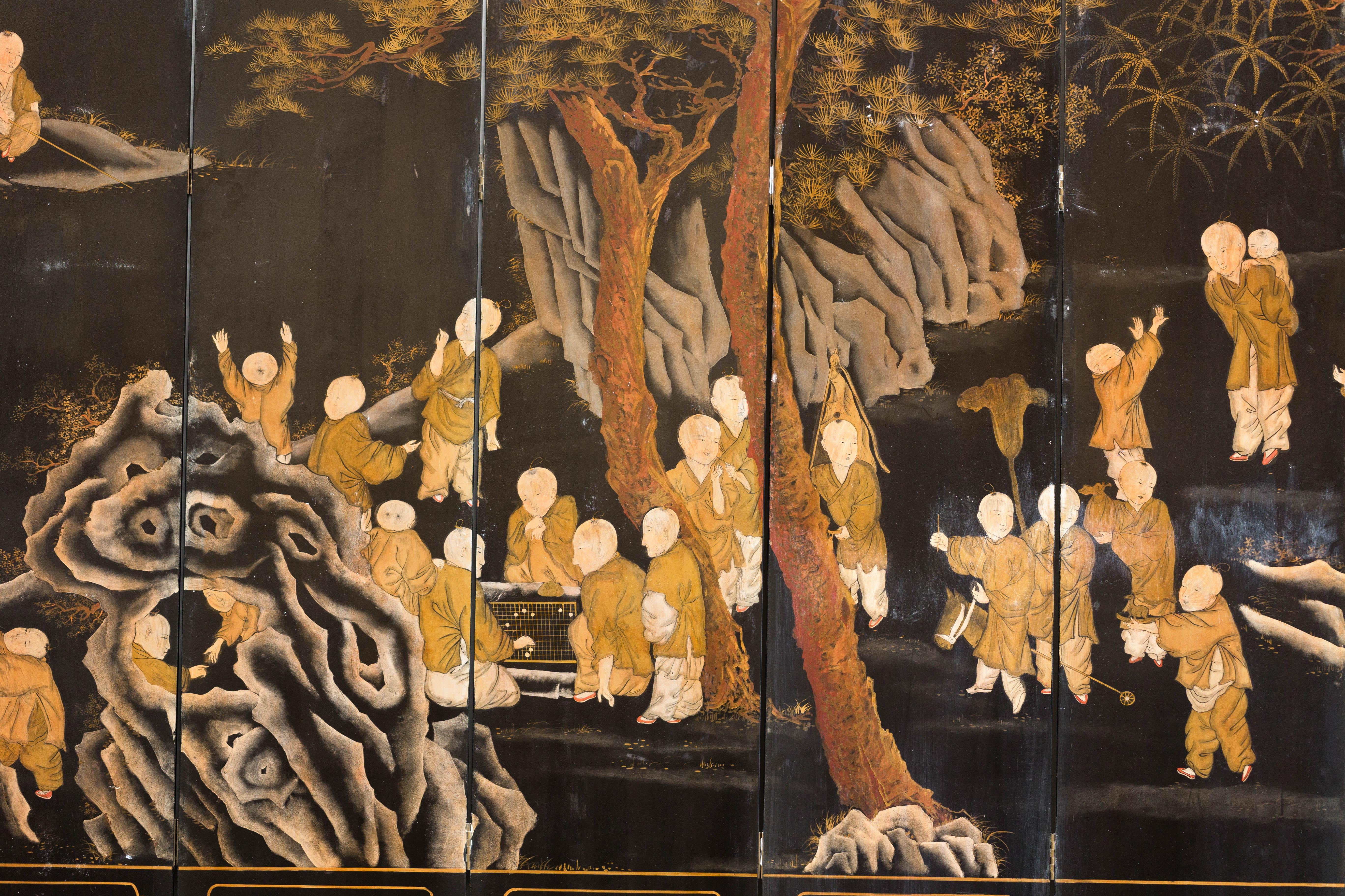 Paravento a otto pannelli laccato nero e oro con scena di monaci e bambini in vendita 4