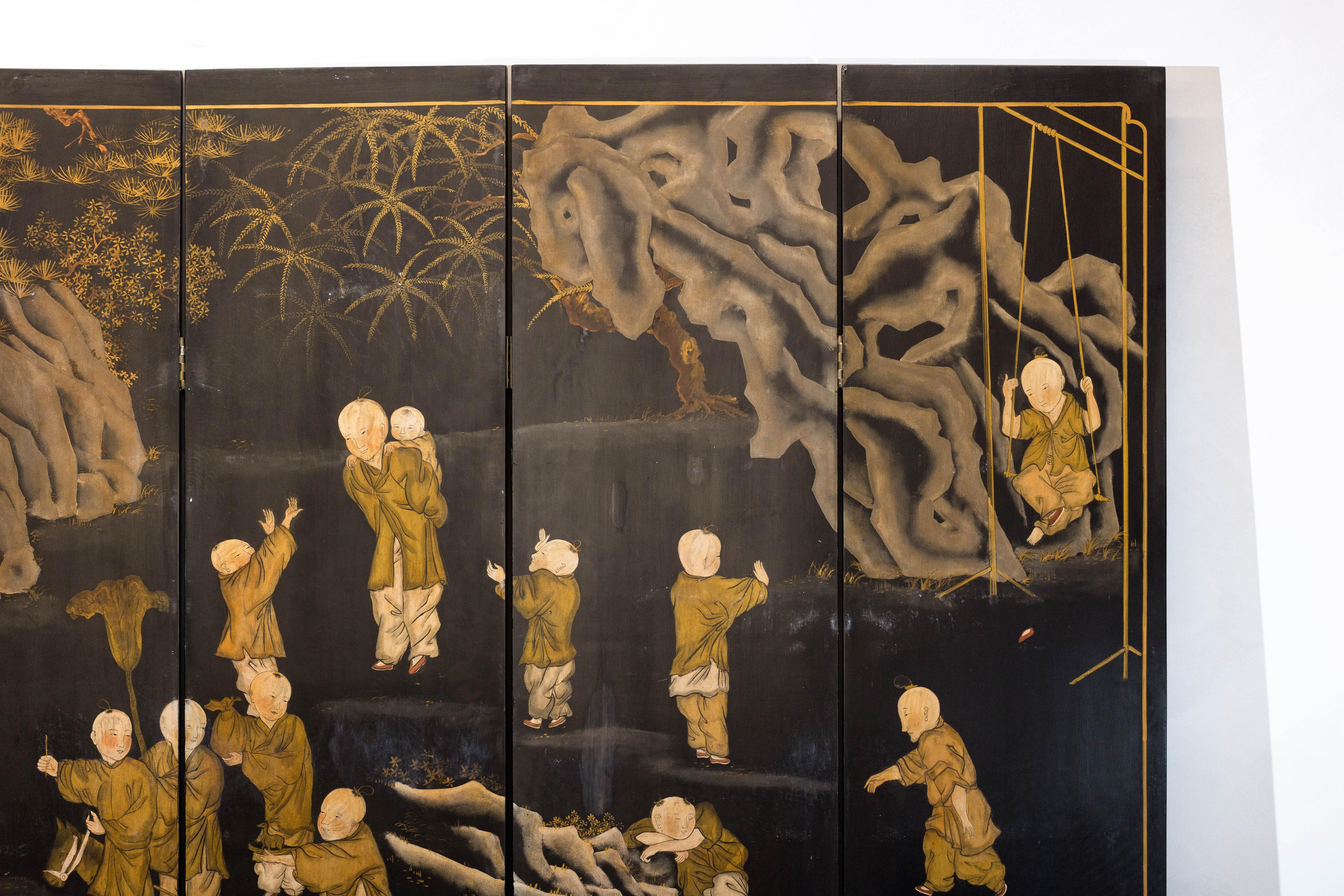 Paravento a otto pannelli laccato nero e oro con scena di monaci e bambini in vendita 5