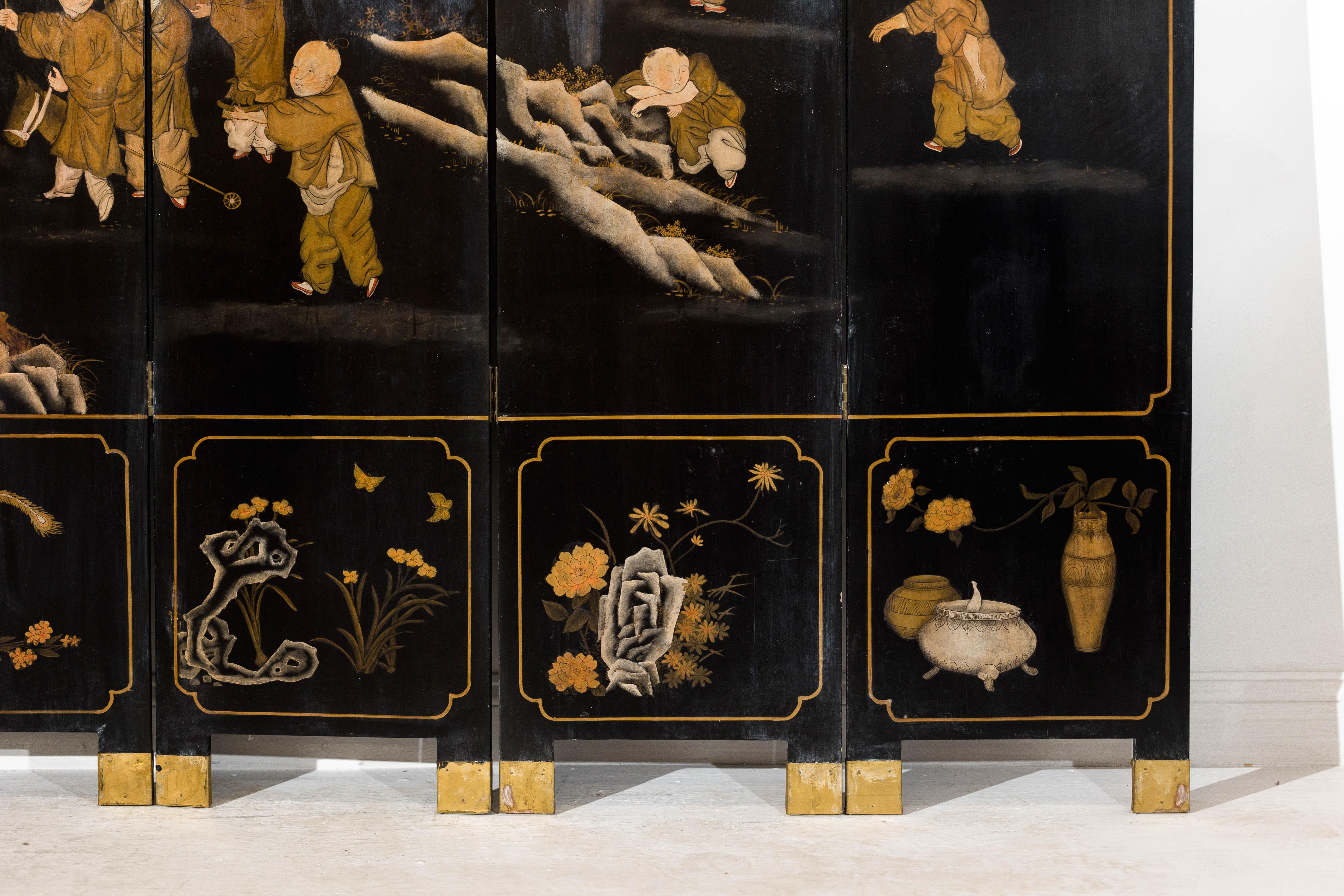Paravento a otto pannelli laccato nero e oro con scena di monaci e bambini in vendita 6