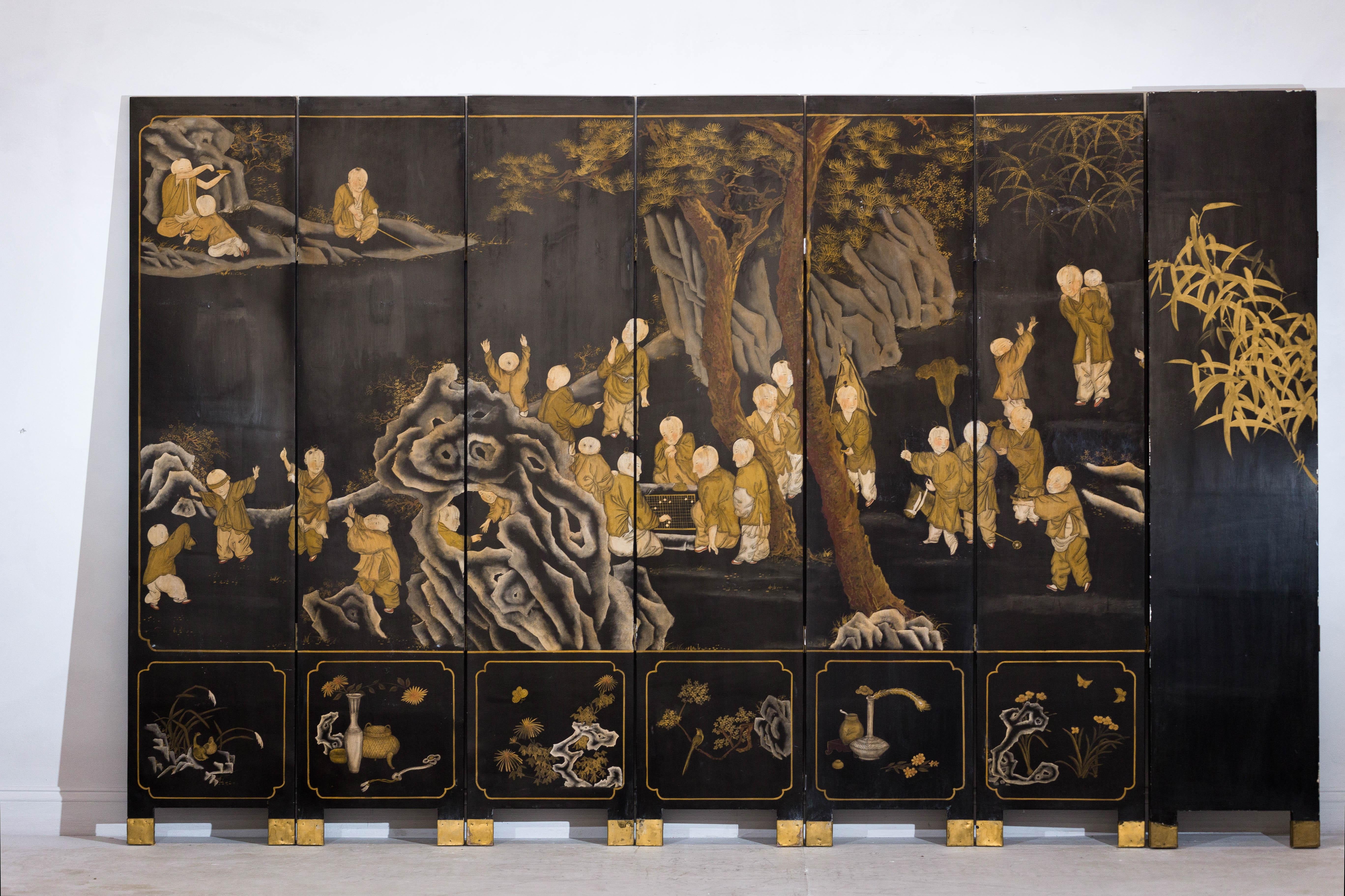 Paravento a otto pannelli laccato nero e oro con scena di monaci e bambini in vendita 7