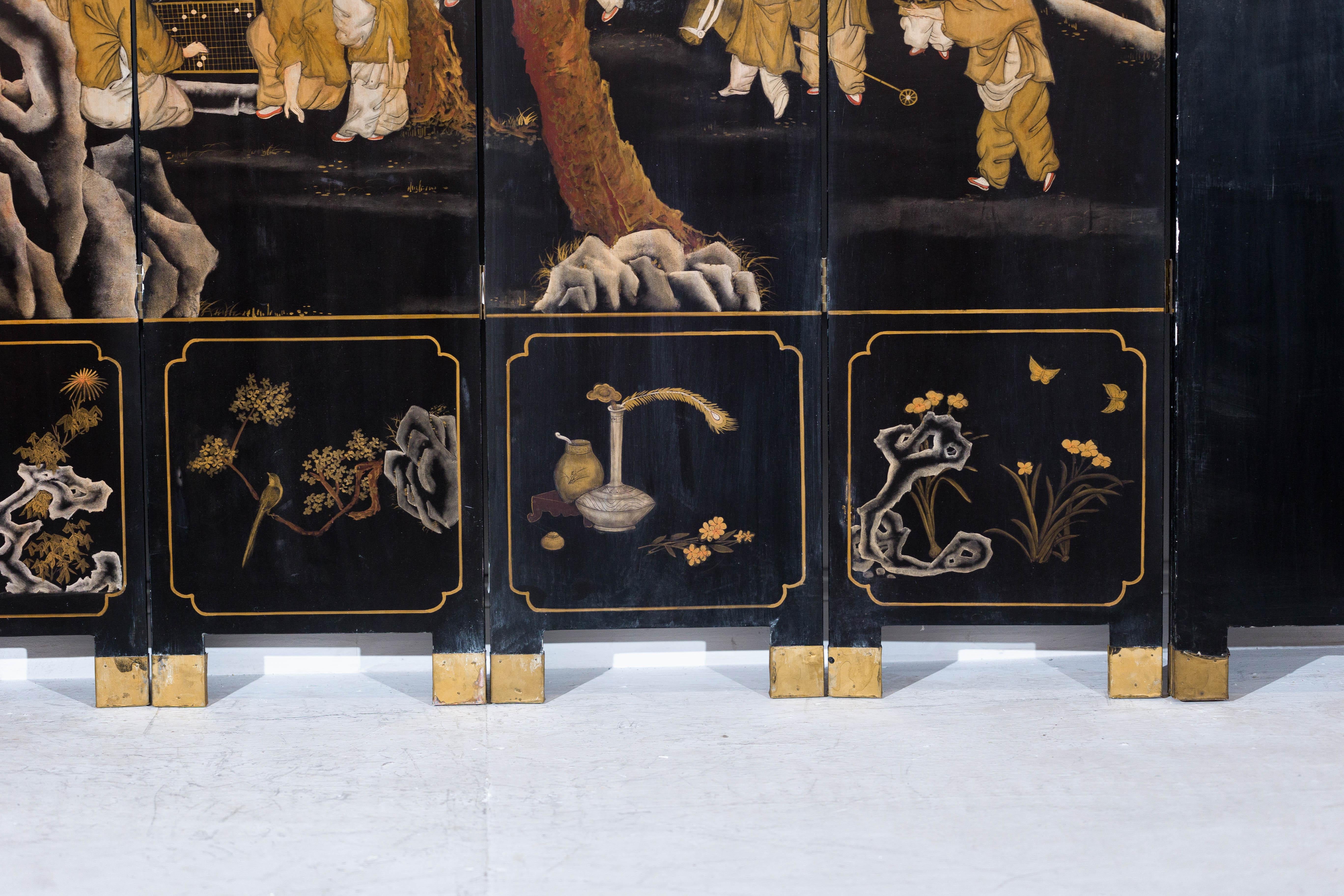 Paravento a otto pannelli laccato nero e oro con scena di monaci e bambini in vendita 8