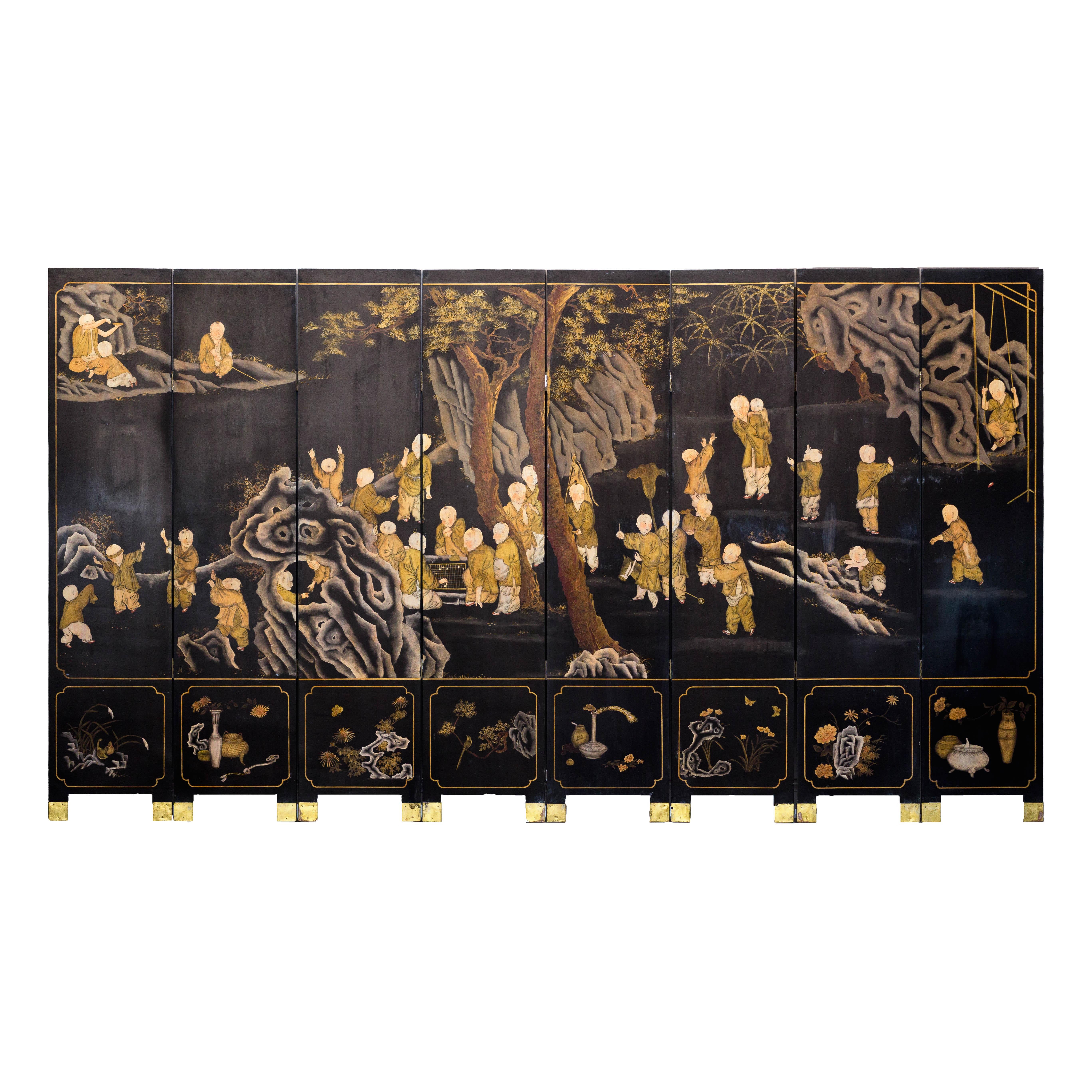 Paravento a otto pannelli laccato nero e oro con scena di monaci e bambini in vendita 9