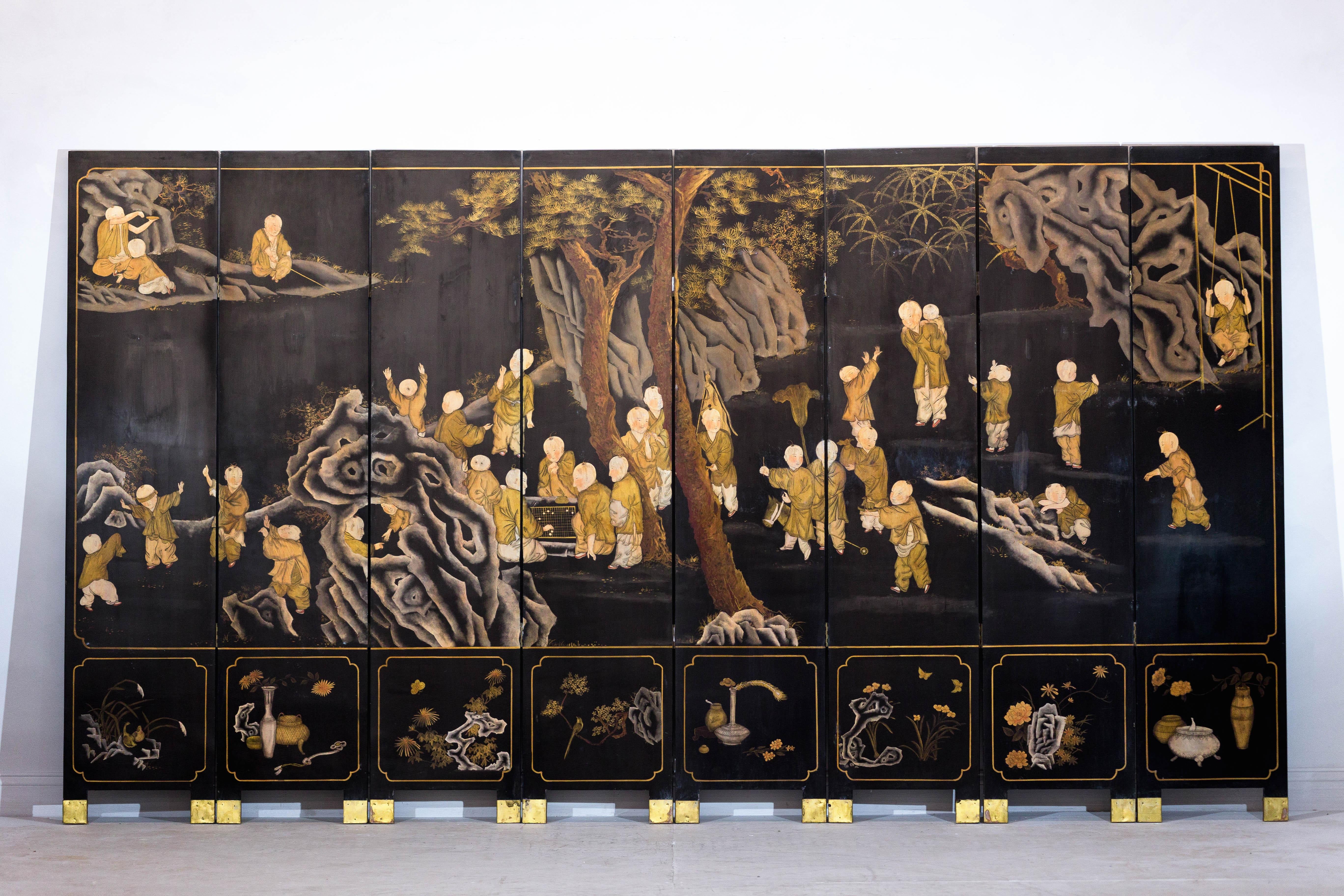 Questo sorprendente paravento cinese a otto pannelli neri e dorati mostra un'avvincente narrazione di monaci e bambini sullo sfondo di un paesaggio drammatico, fondendo l'arte con il simbolismo culturale. Realizzato con intricate tecniche di