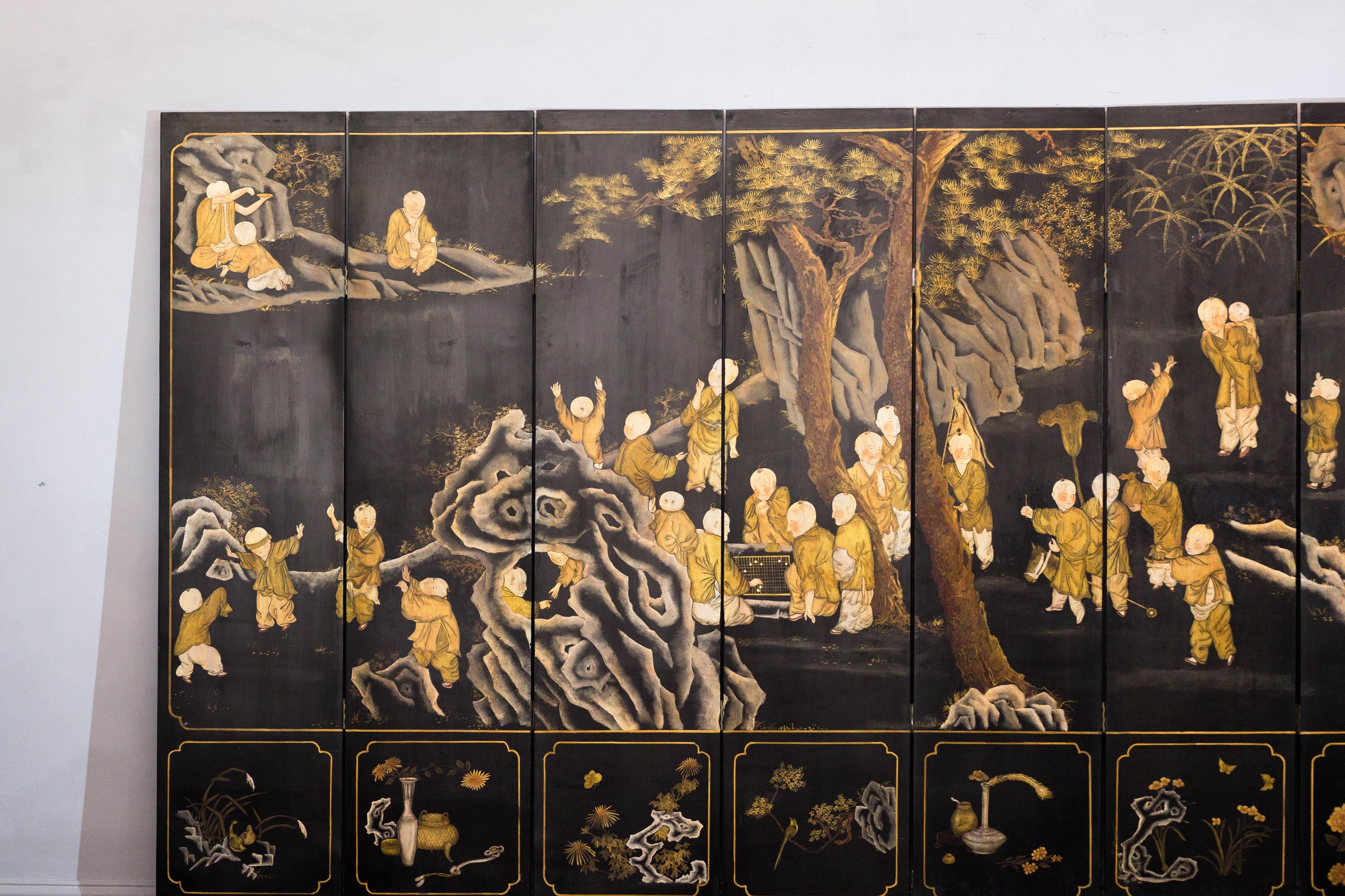 Cinese Paravento a otto pannelli laccato nero e oro con scena di monaci e bambini in vendita
