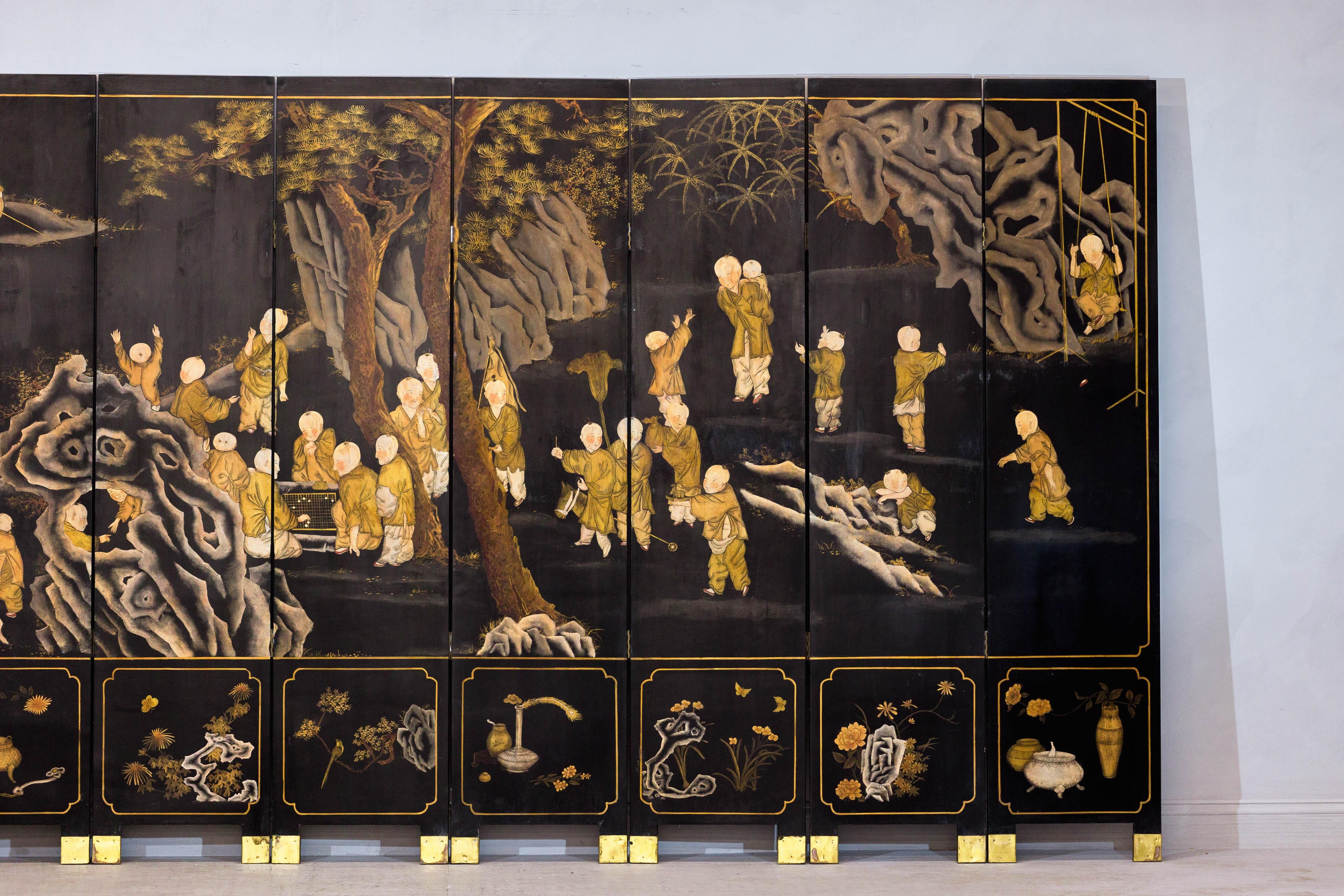 Dorato Paravento a otto pannelli laccato nero e oro con scena di monaci e bambini in vendita