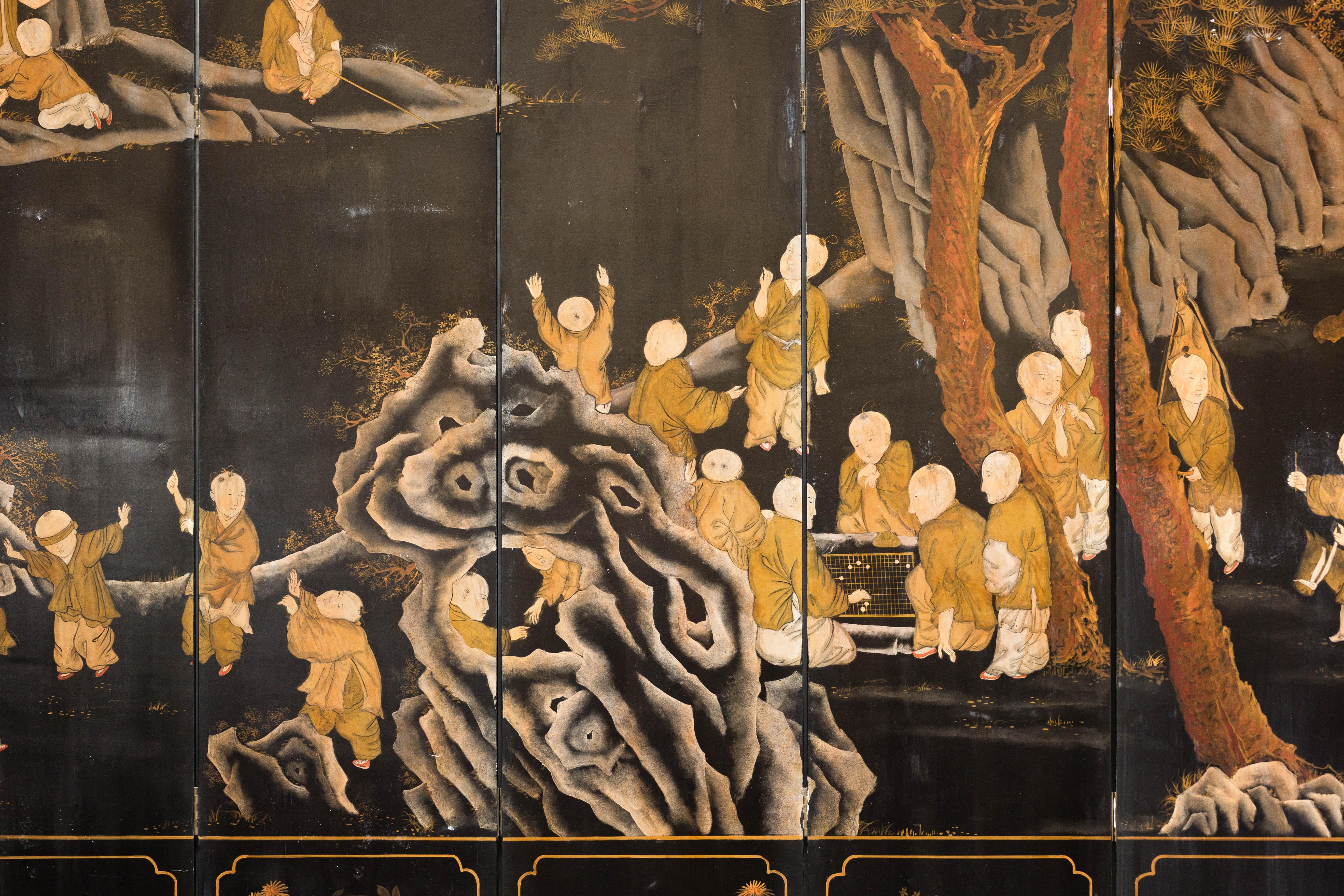 Paravento a otto pannelli laccato nero e oro con scena di monaci e bambini in vendita 1
