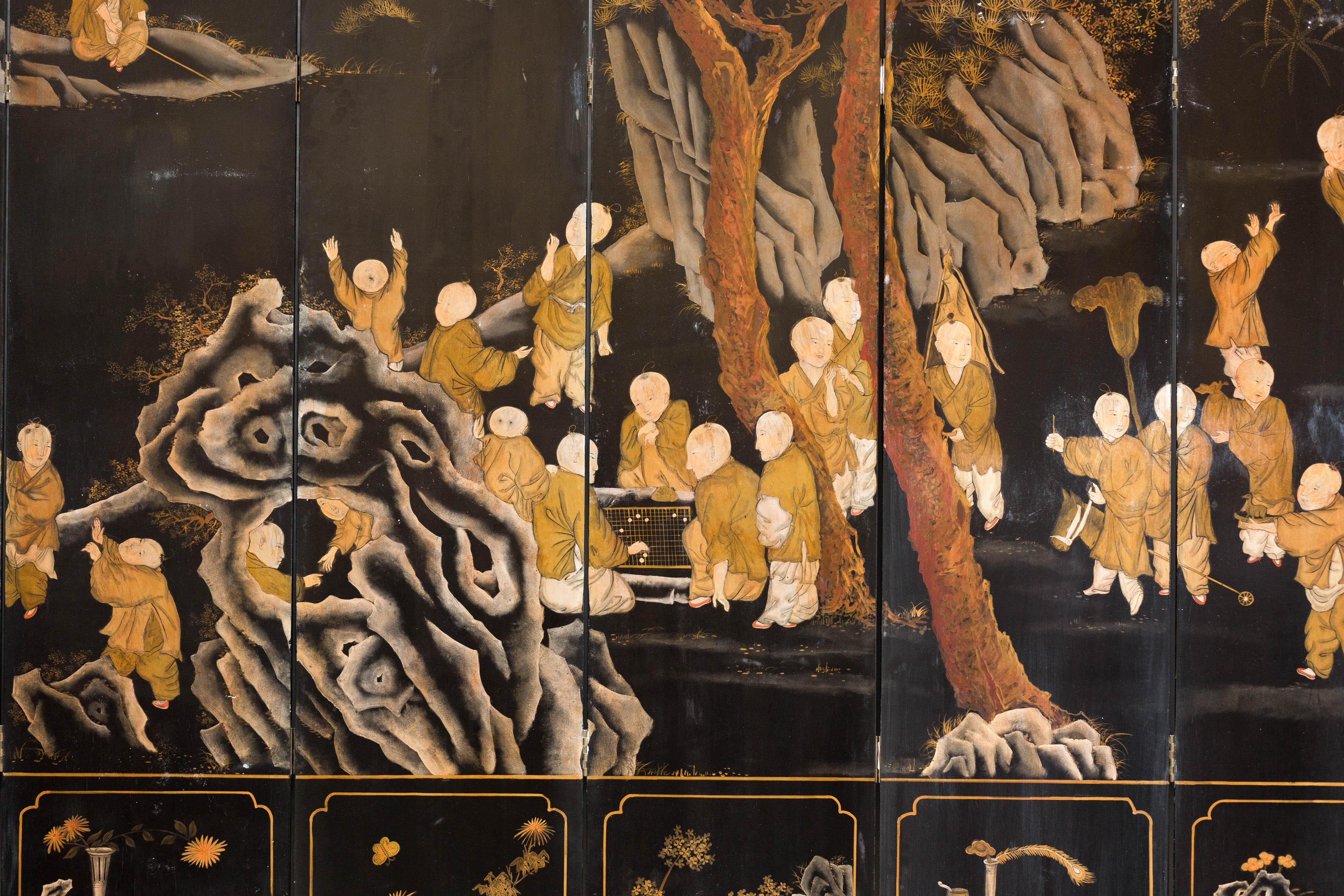 Paravento a otto pannelli laccato nero e oro con scena di monaci e bambini in vendita 2