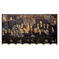 Paravento a otto pannelli laccato nero e oro con scena di monaci e bambini