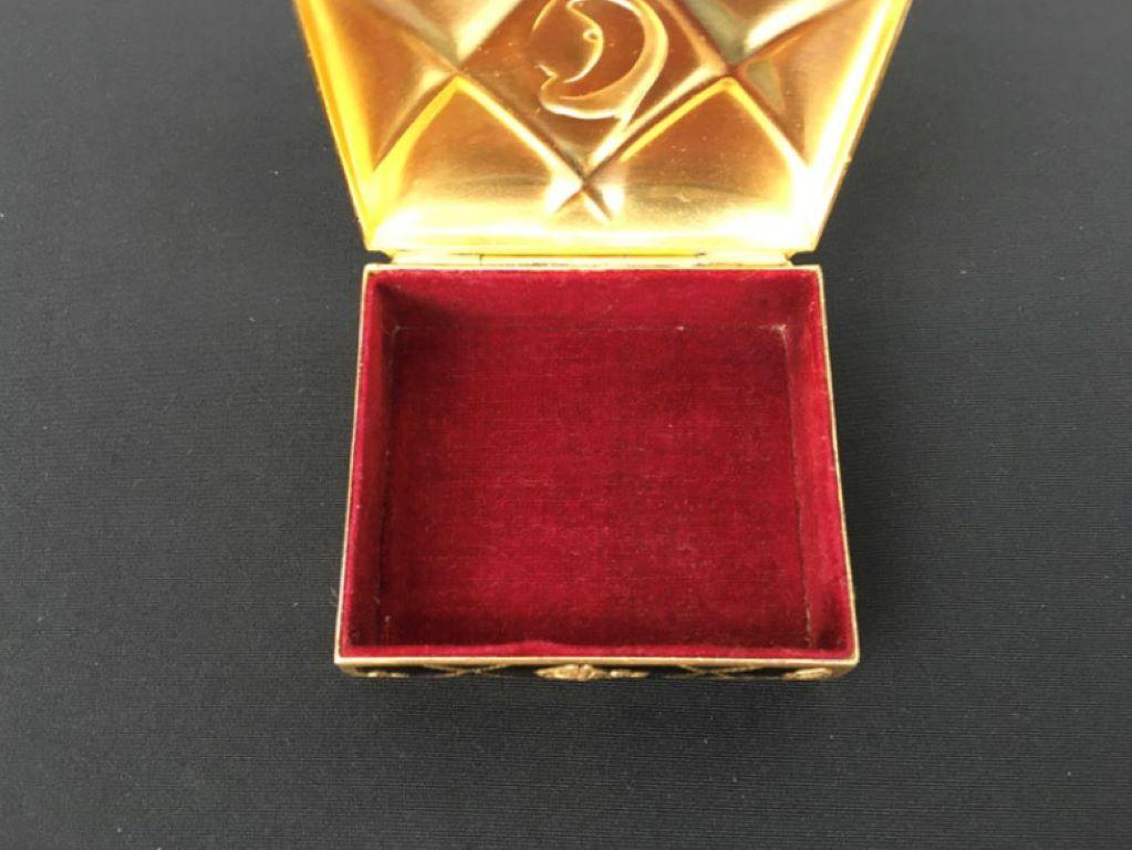 Boîte en métal noir et or avec roses pour boîte à bijoux ou boîte à bibelots  en vente 3