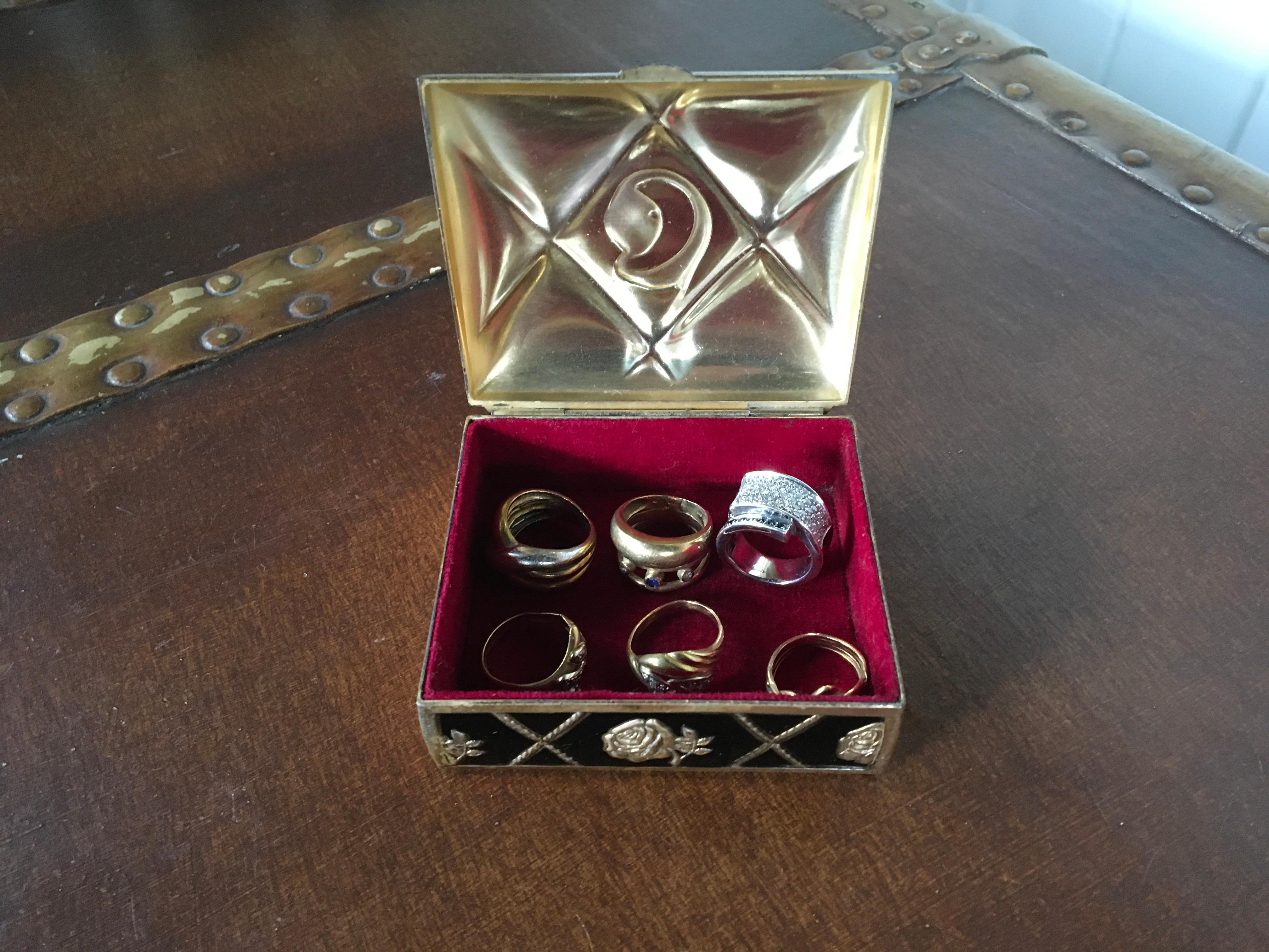 Boîte en métal noir et or avec roses pour boîte à bijoux ou boîte à bibelots  en vente 4