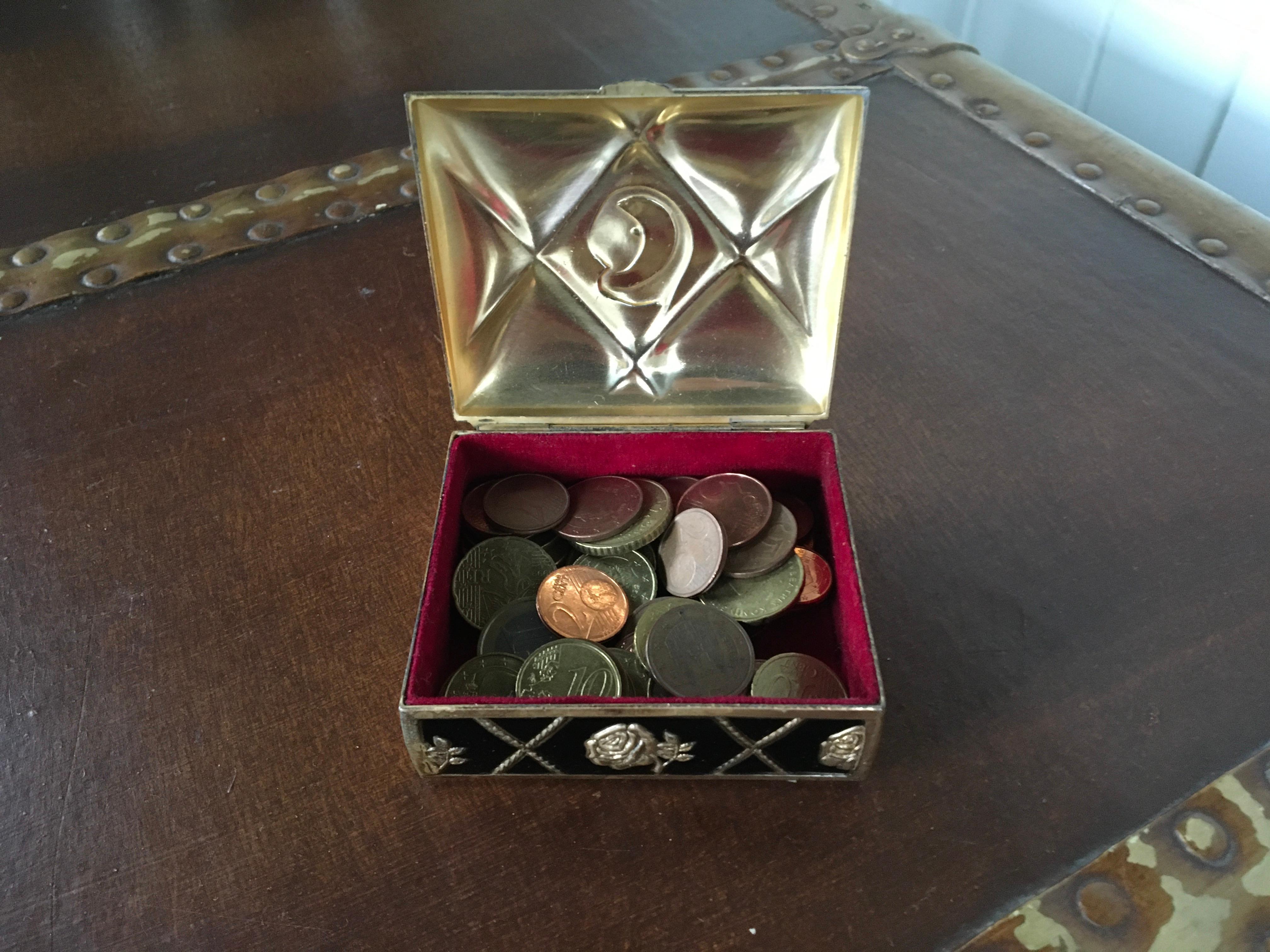 Boîte en métal noir et or avec roses pour boîte à bijoux ou boîte à bibelots  en vente 6