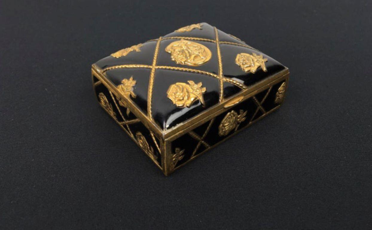 Boîte en métal noir et or avec roses pour boîte à bijoux ou boîte à bibelots  en vente 8