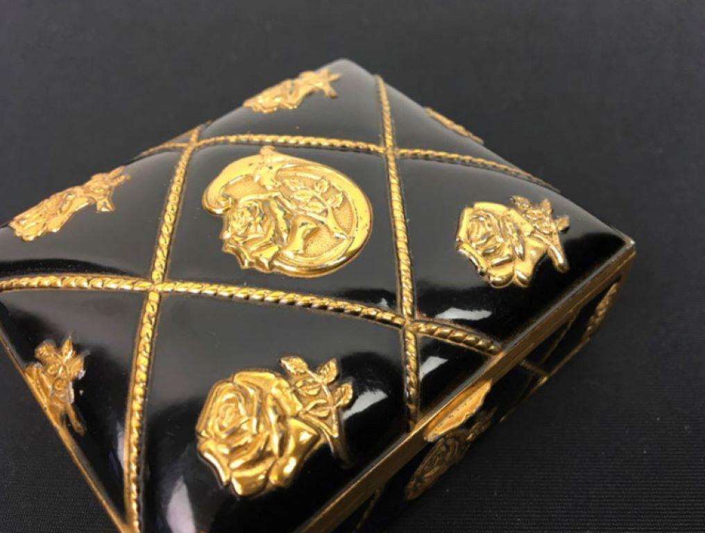 Européen Boîte en métal noir et or avec roses pour boîte à bijoux ou boîte à bibelots  en vente