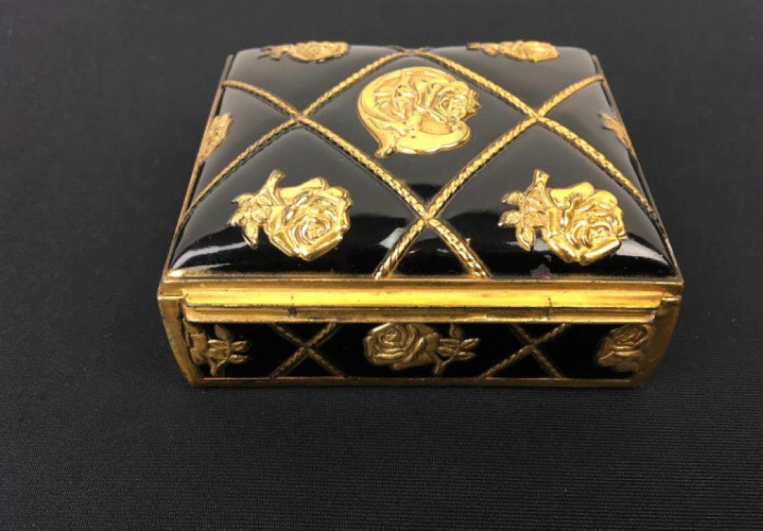 20ième siècle Boîte en métal noir et or avec roses pour boîte à bijoux ou boîte à bibelots  en vente