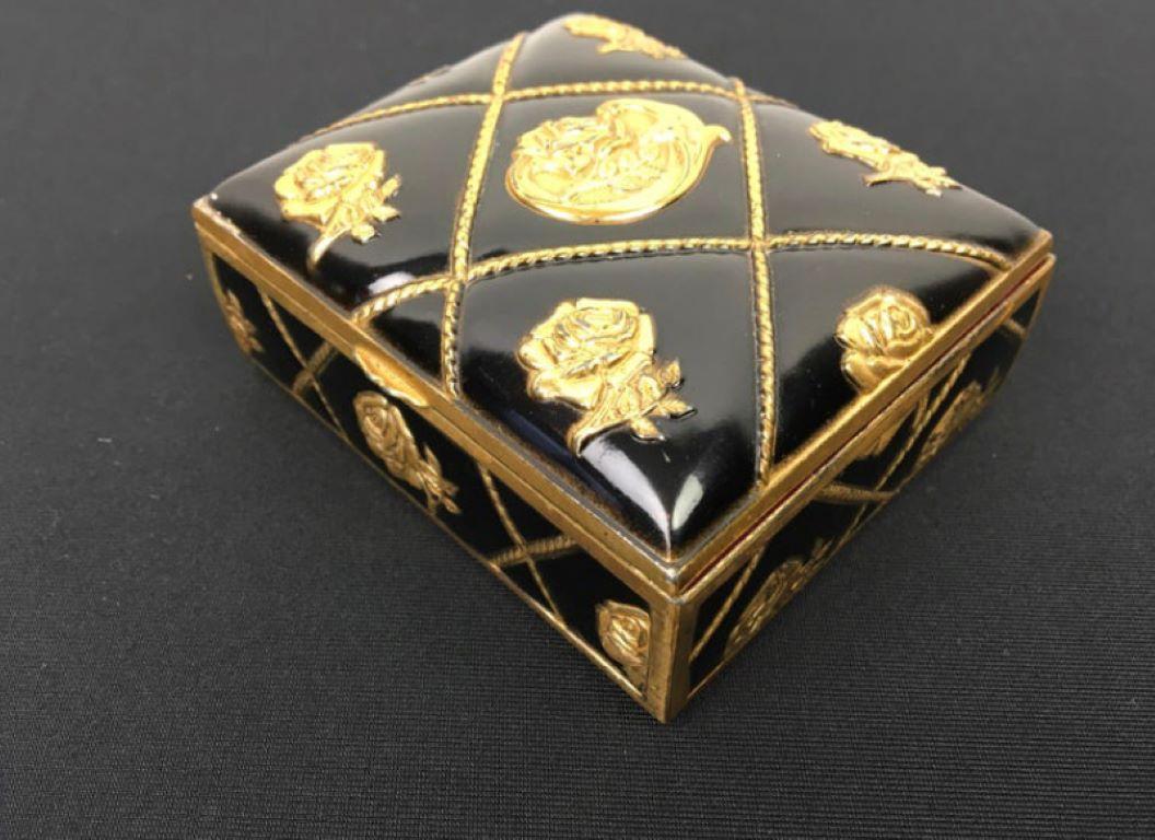 Boîte en métal noir et or avec roses pour boîte à bijoux ou boîte à bibelots  en vente 1