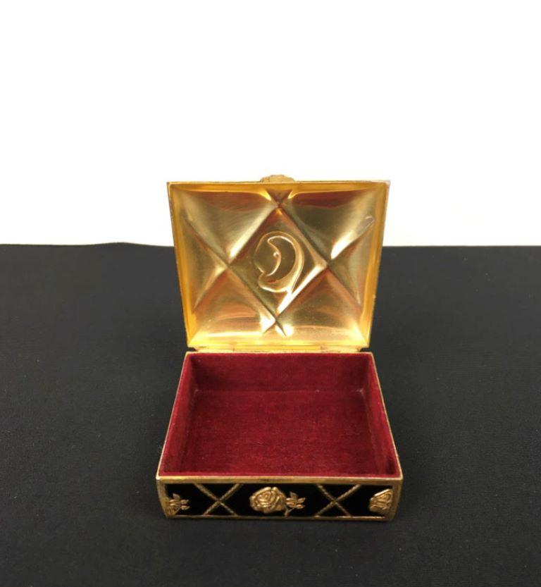 Boîte en métal noir et or avec roses pour boîte à bijoux ou boîte à bibelots  en vente 2