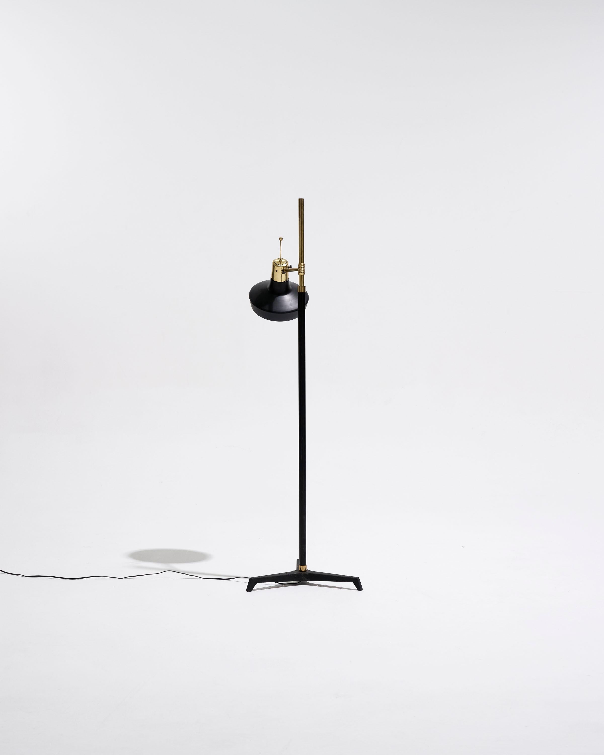 Black and gold metal floor lamp, 1950s In Good Condition For Sale In PARIS, FR