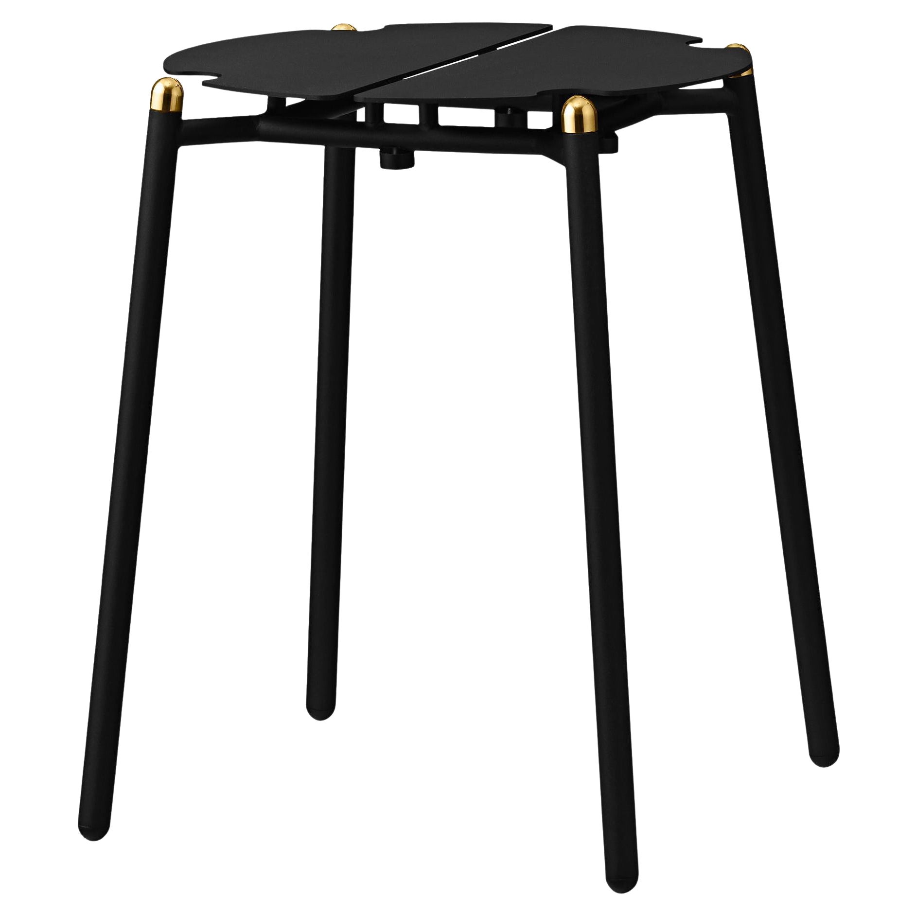 Taburete minimalista negro y dorado