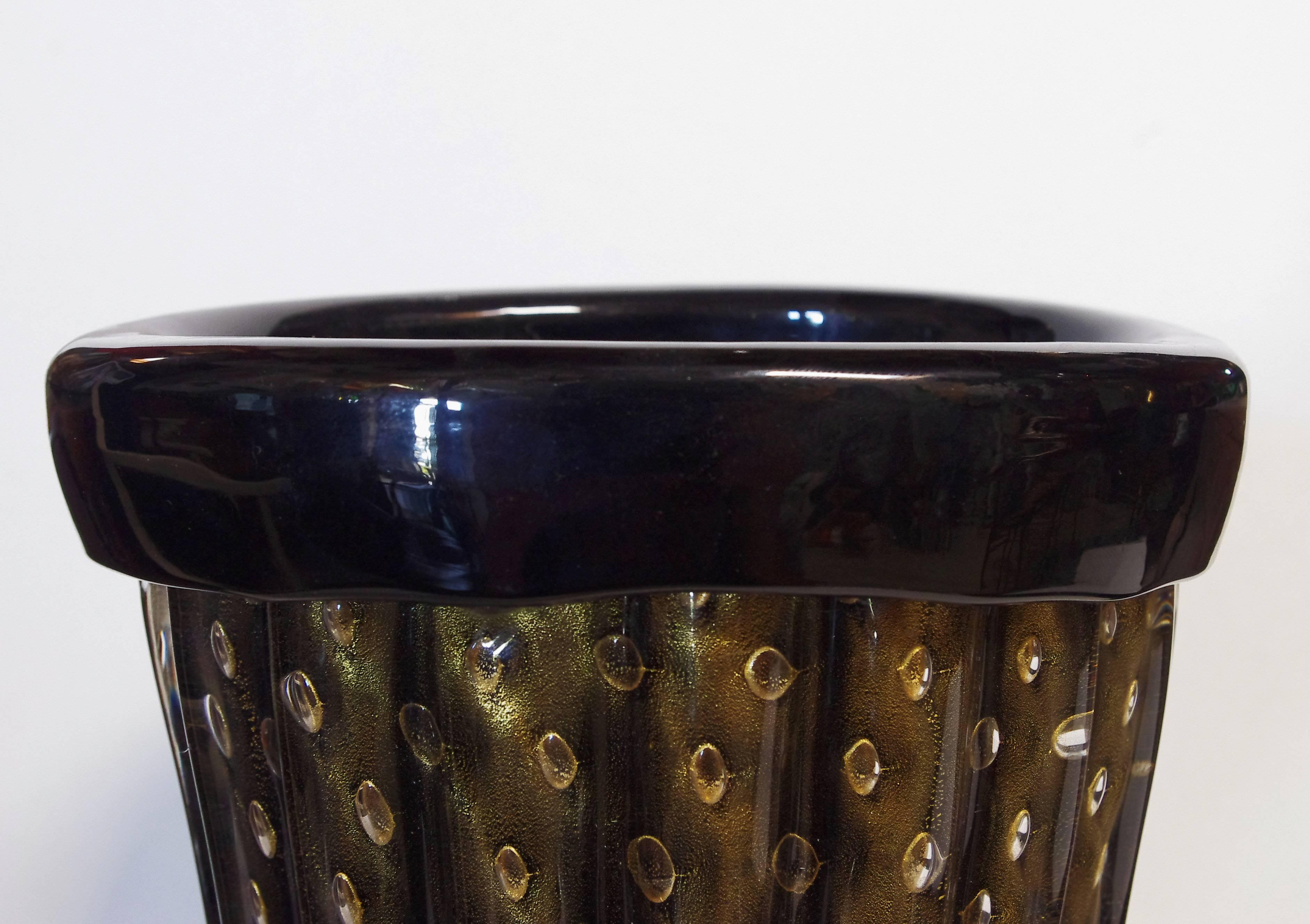 Vintage Italian black and gold Murano glass vases blown in Pulegoso technique by Pino Signoretto
Signed on the base / Made in Italy in the 1960s
Measures: Height 15 inches, width 8 inches, depth 7 inches
2 in stock in Palm Springs currently ON 40%