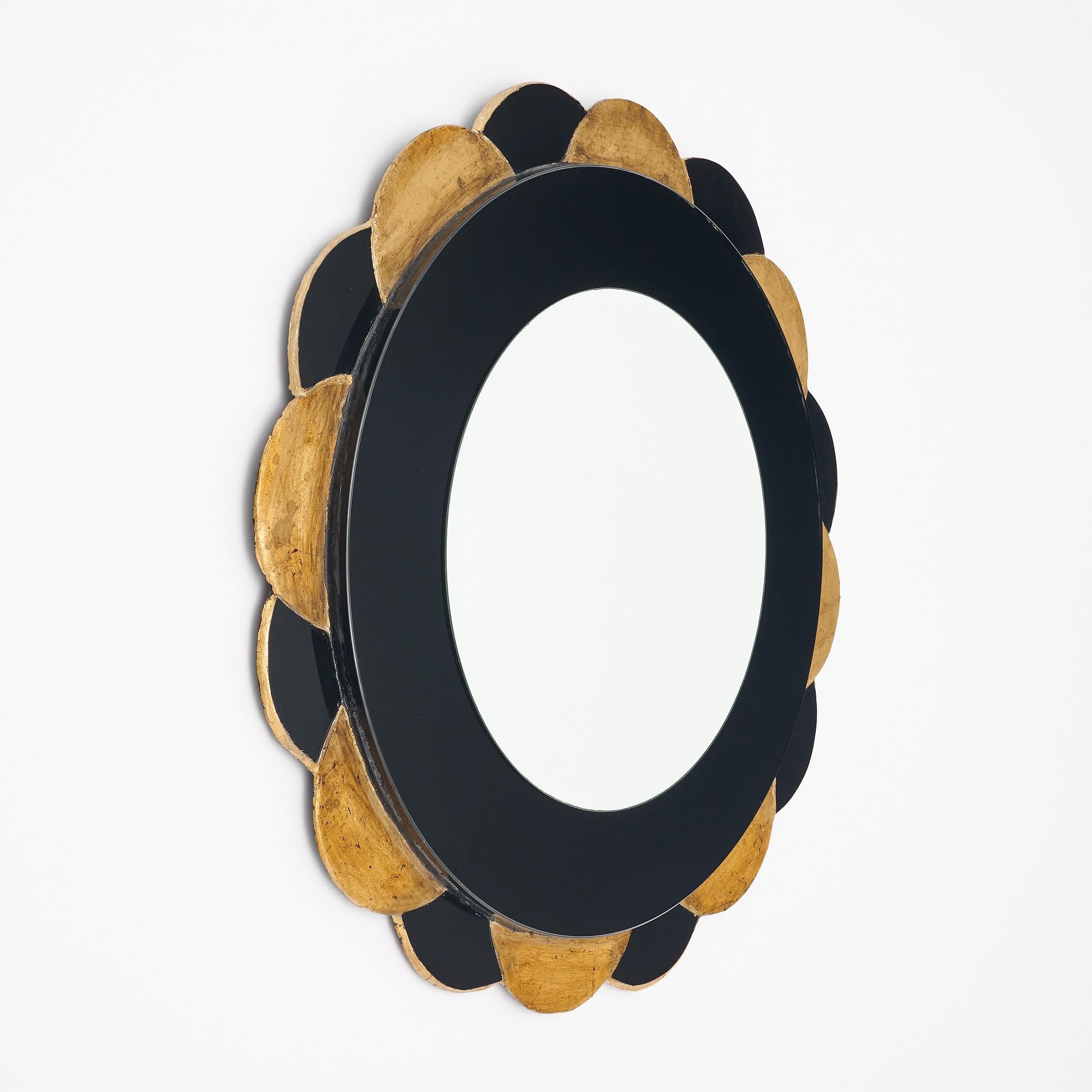 Spiegel mit Sonnenschliff aus Spanien im Neobarock-Stil. Dieses Stück hat einen zentralen runden Spiegel mit einer Schräge. Der Rahmen besteht aus schwarzem Glas, aus dem goldene und schwarze Blütenblätter nach außen ragen. Der gesamte Spiegel hat