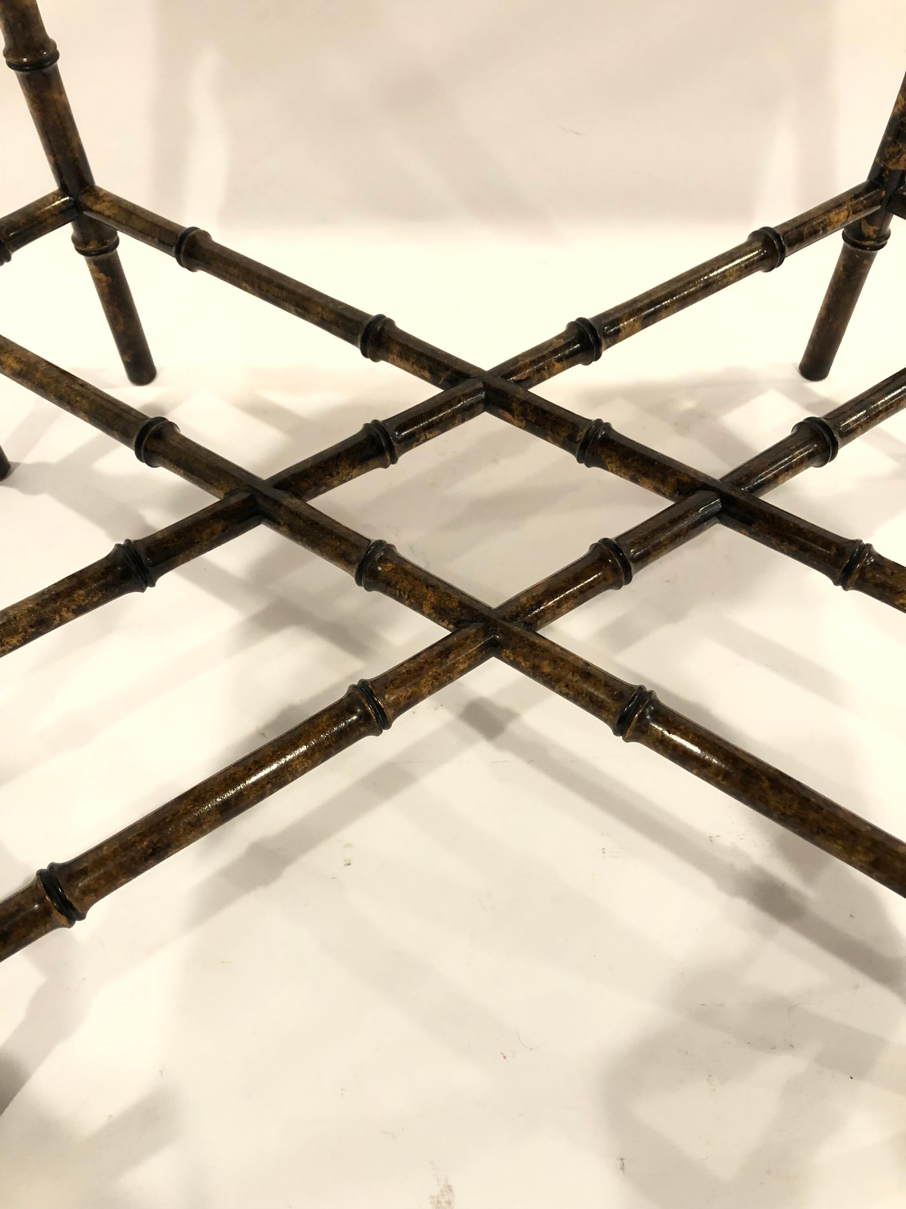 Schwarzer und goldener Couchtisch im Regency-Stil mit Bambus und Tablettplatte im Zustand „Gut“ im Angebot in Hopewell, NJ