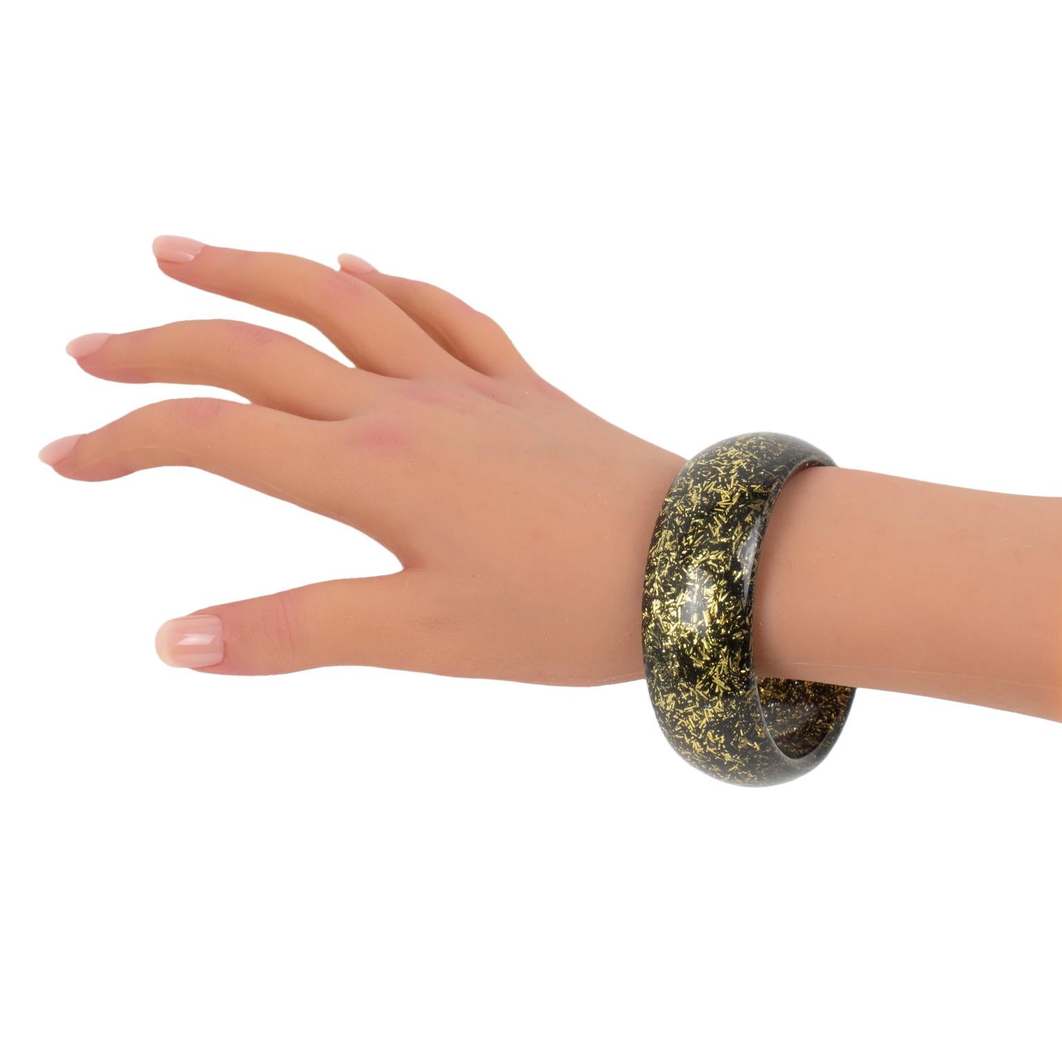 Black and Gold Resin Lucite Bracelet Bangle In Excellent Condition For Sale In Atlanta, GA