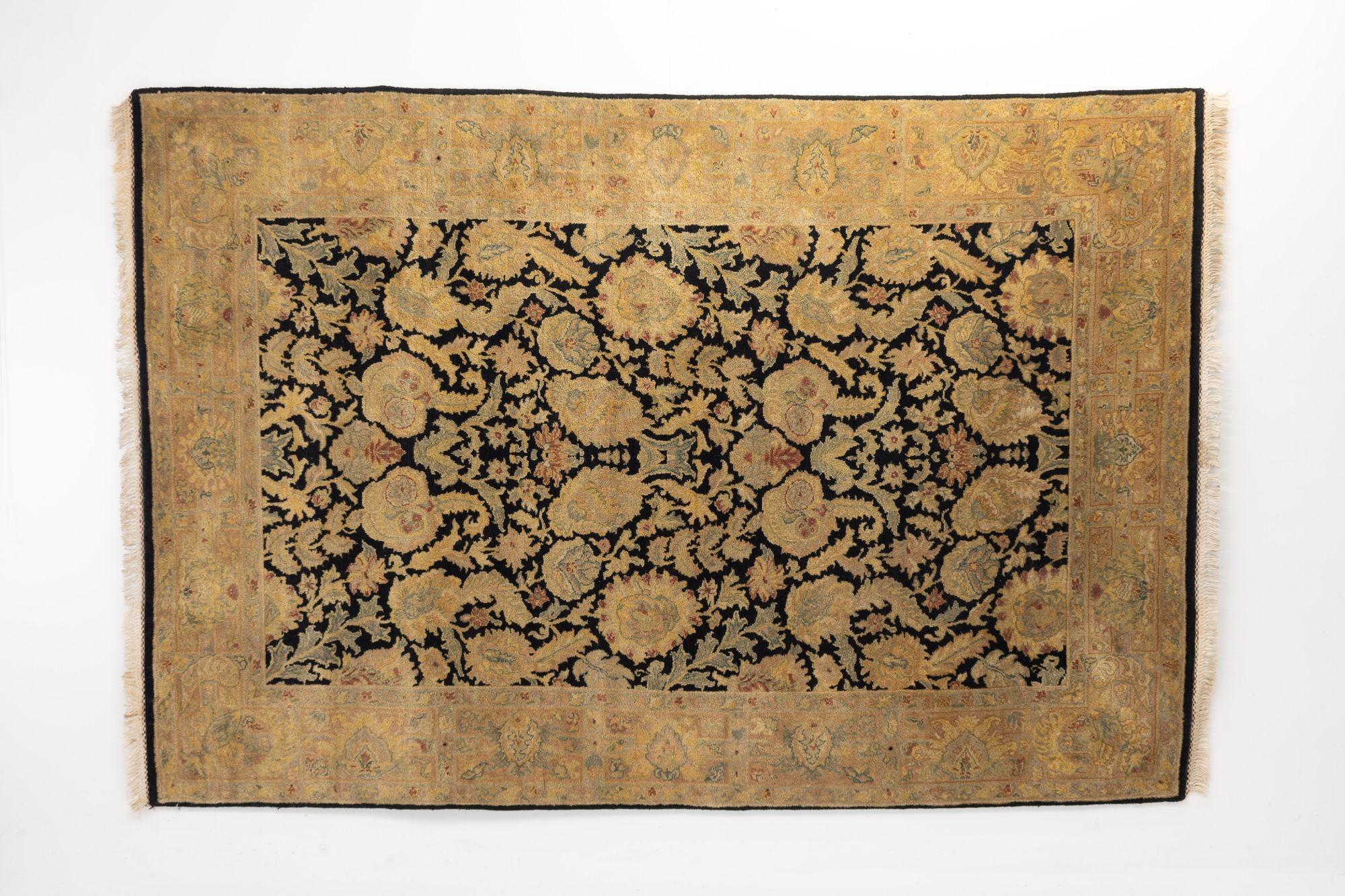 Tappeto vintage con motivo floreale in lana e seta nera e oro. Turchia, circa 1950.
H. H. 1cm x L. 276cm x P. 189cm
Contattaci per un preventivo di spedizione accurato.