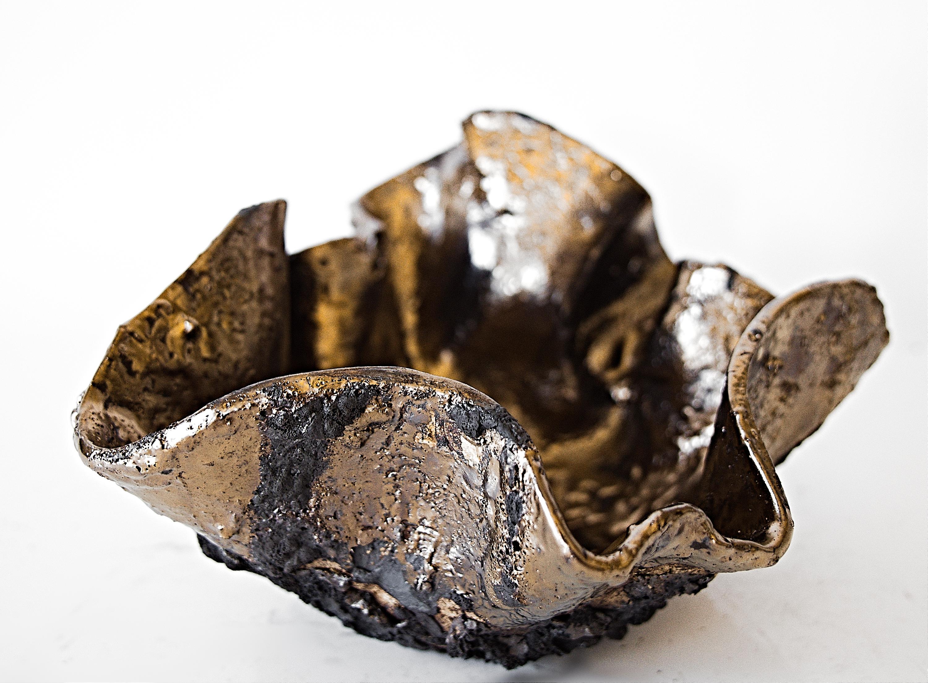 Découvrez la beauté inégalée du Black free  Bol de forme - glaçage or métallisé léger à l'intérieur 

 haut  aux Shine Studios. Ce vase ou bol en céramique fait à la main pour la décoration intérieure présente un mélange étonnant de glaçures