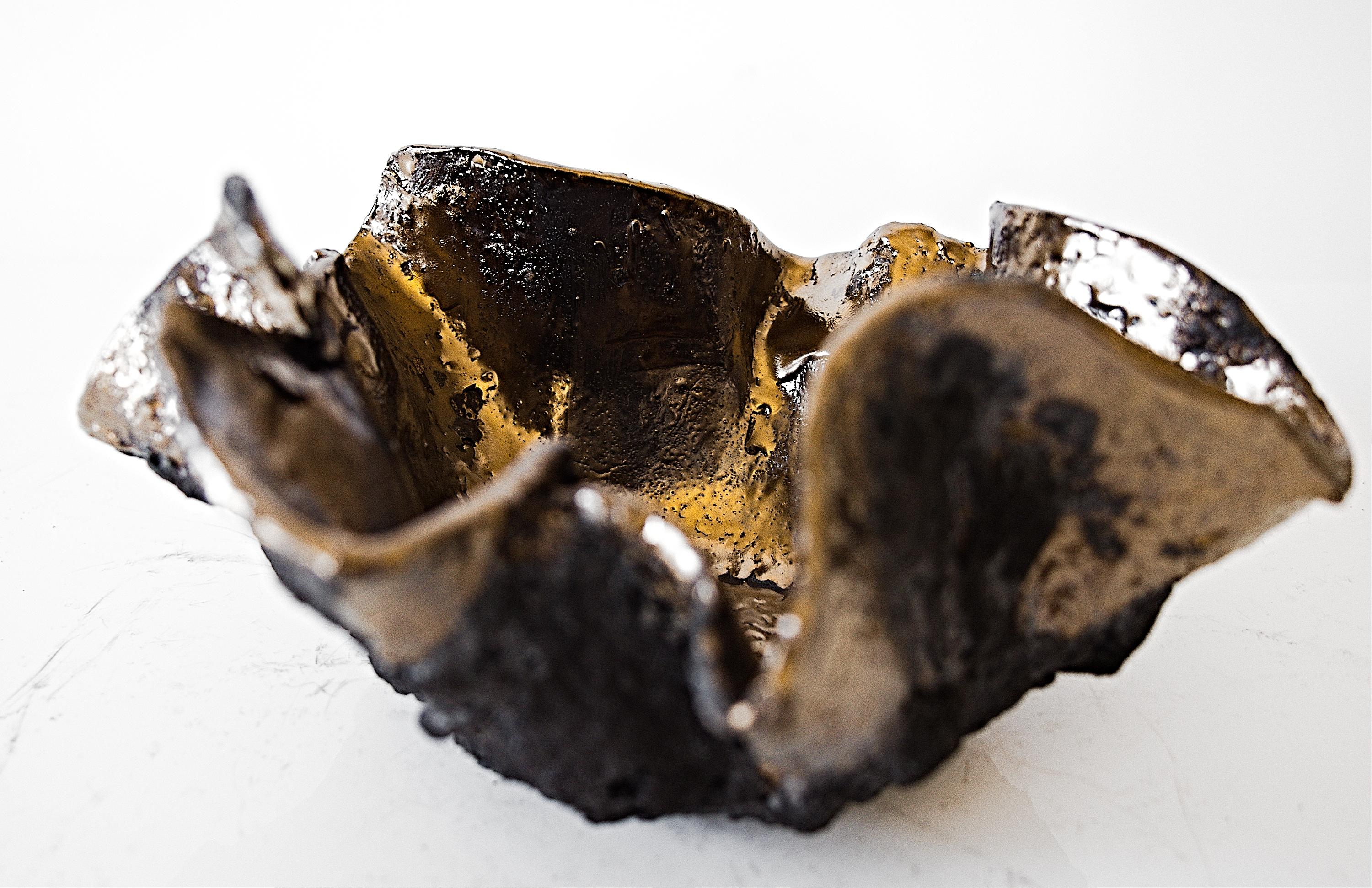 Organique Bol en céramique sculpté noir et or style libre texturé - 10