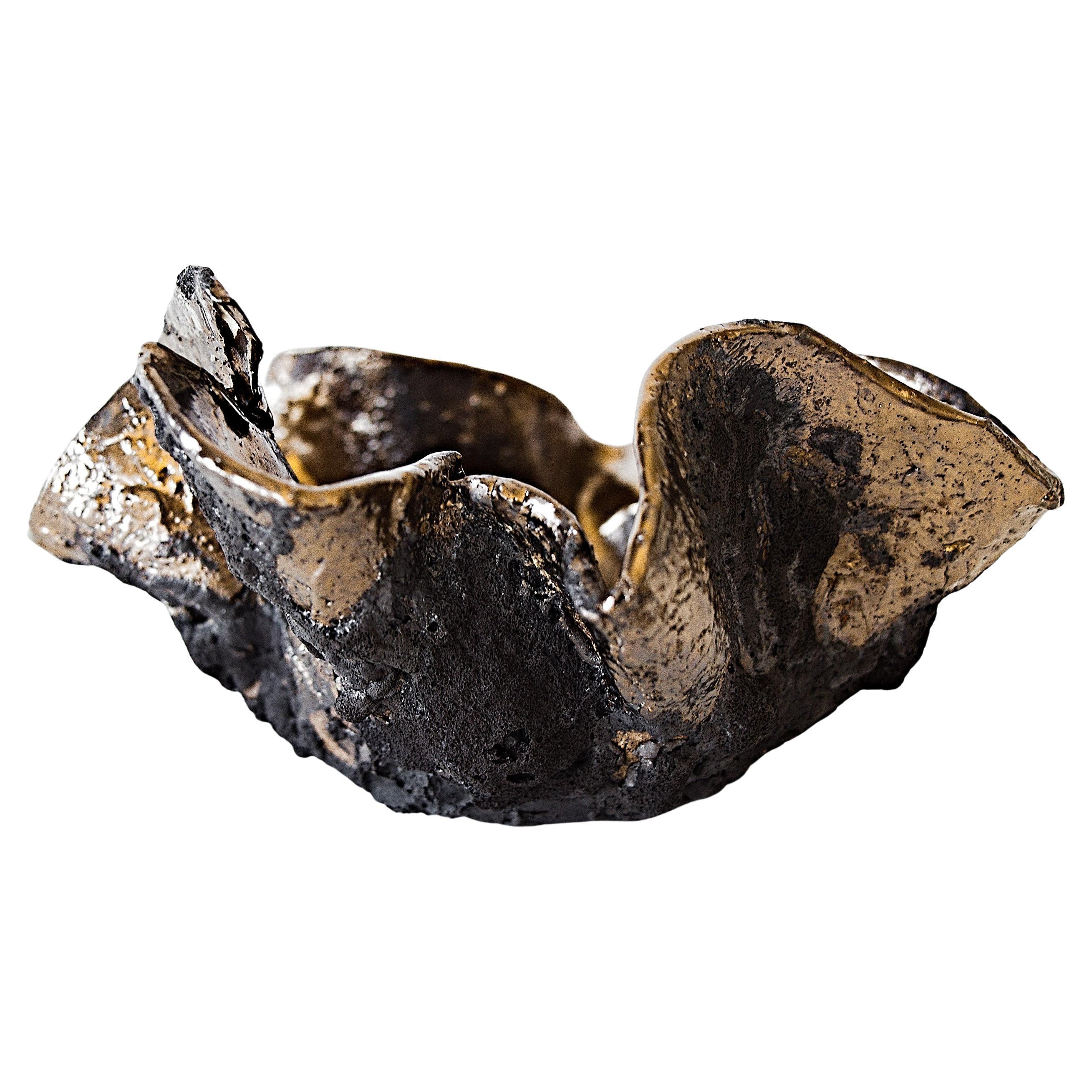 Bol en céramique sculpté noir et or style libre texturé - 10".